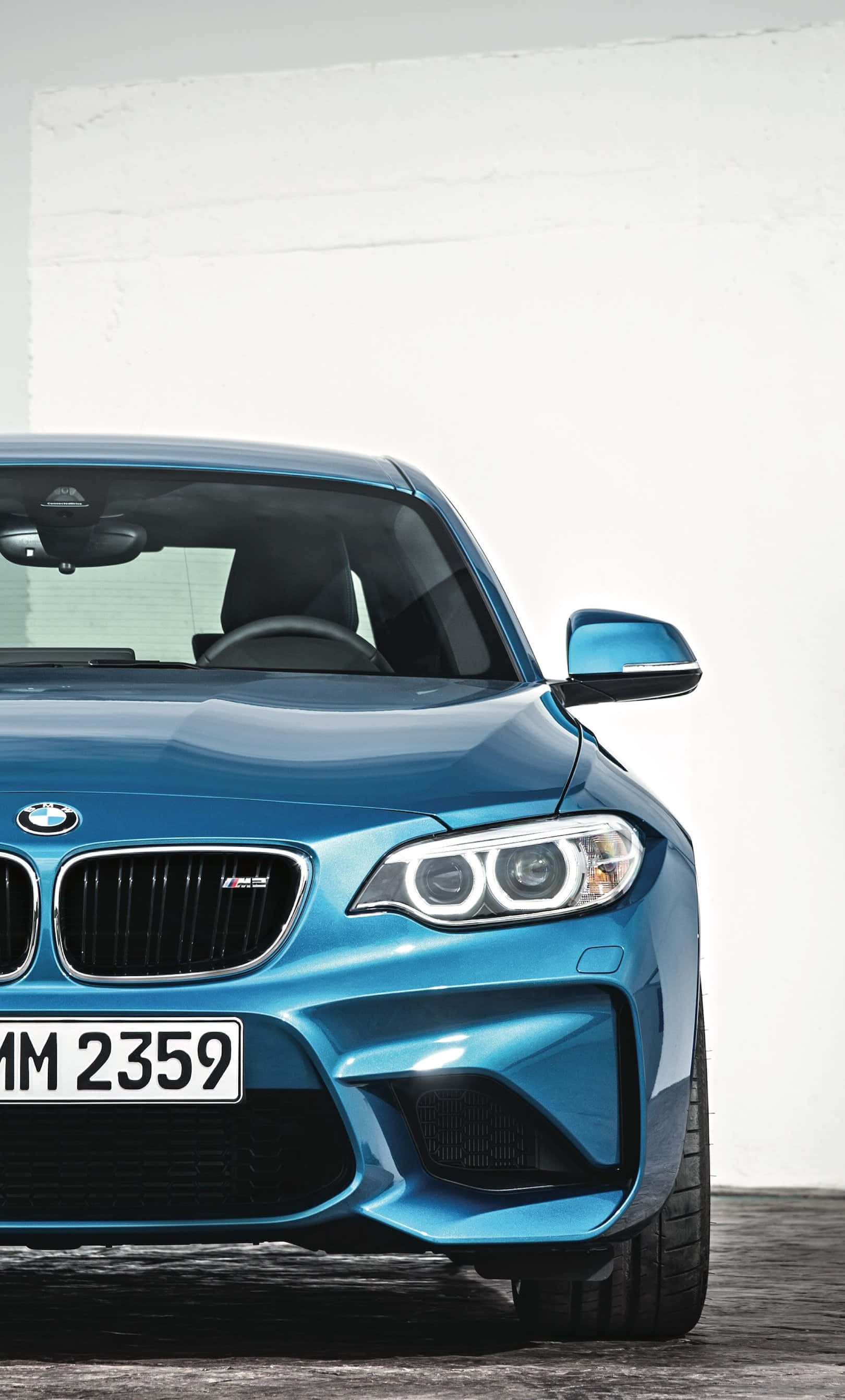 טפט אייפון מסוגנן של BMW עם מכונית ספורט אלגנטית ולוגו טפט