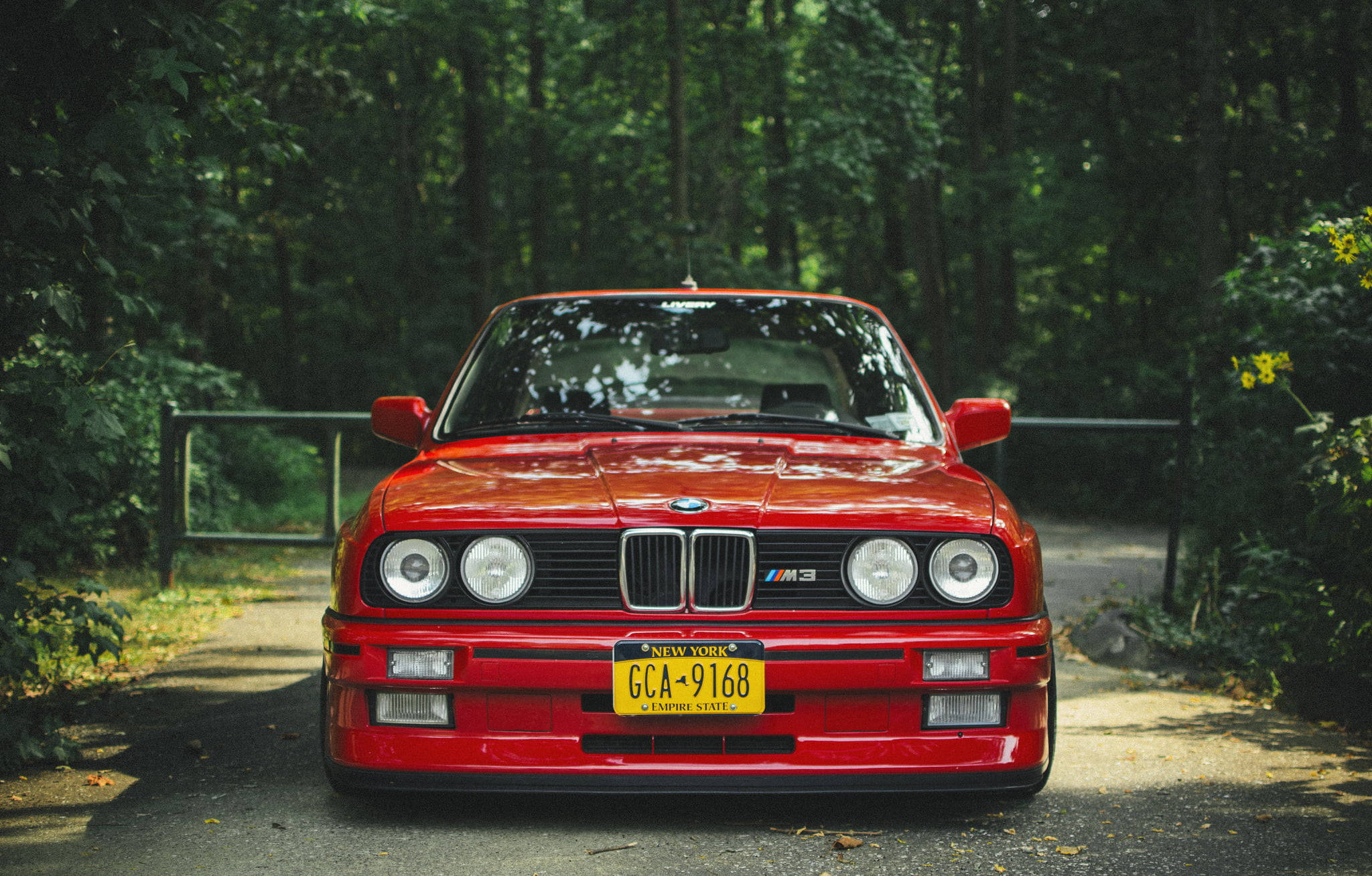 מחשב נייד עם BMW E30 M3 אדום טפט