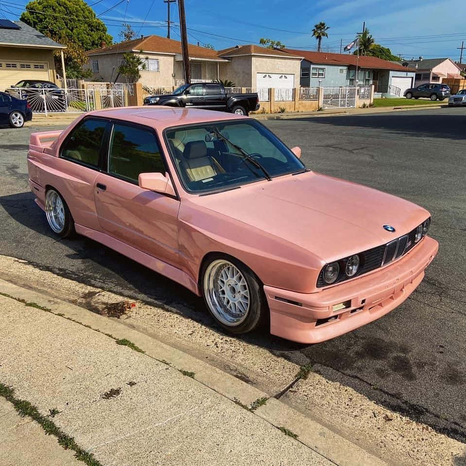 רכב BMW משייט על כביש מהיר טפט