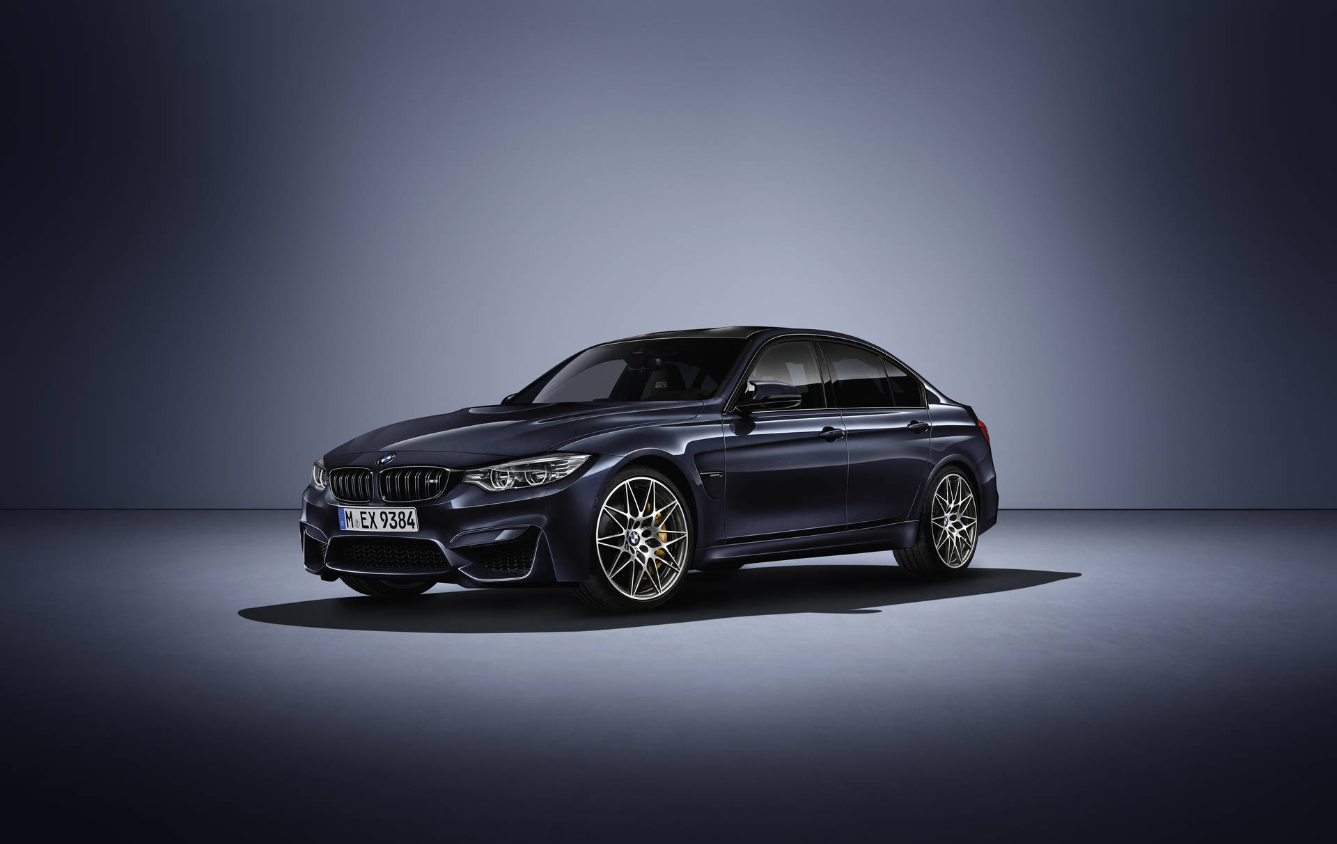טפט של BMW M3 30 Jahre Edition שחורה בזרקור