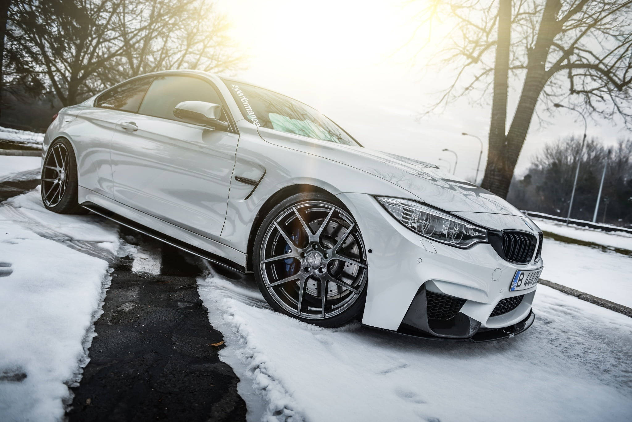 מחשב נייד עם BMW M4 לבן ומלוטש טפט