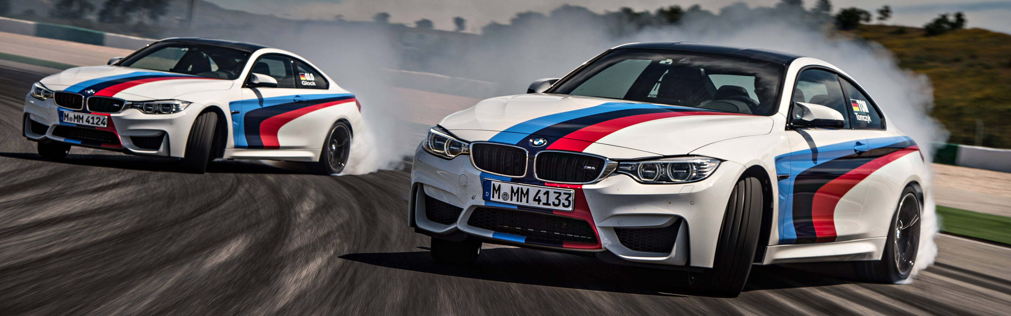 הנסיעה המרגשת של מכונית הדריפט BMW M4 על המסלול טפט
