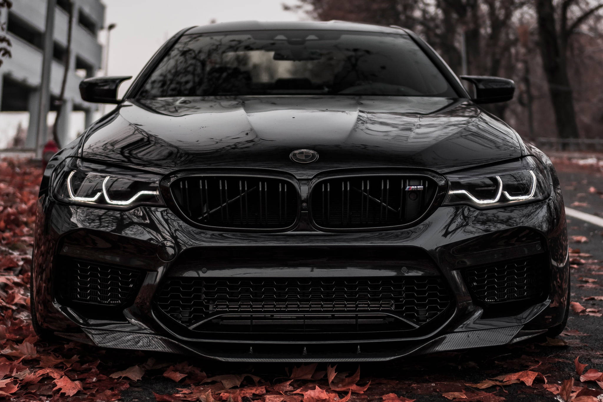 מחשב נייד עם BMW M5 שחור מבריק טפט