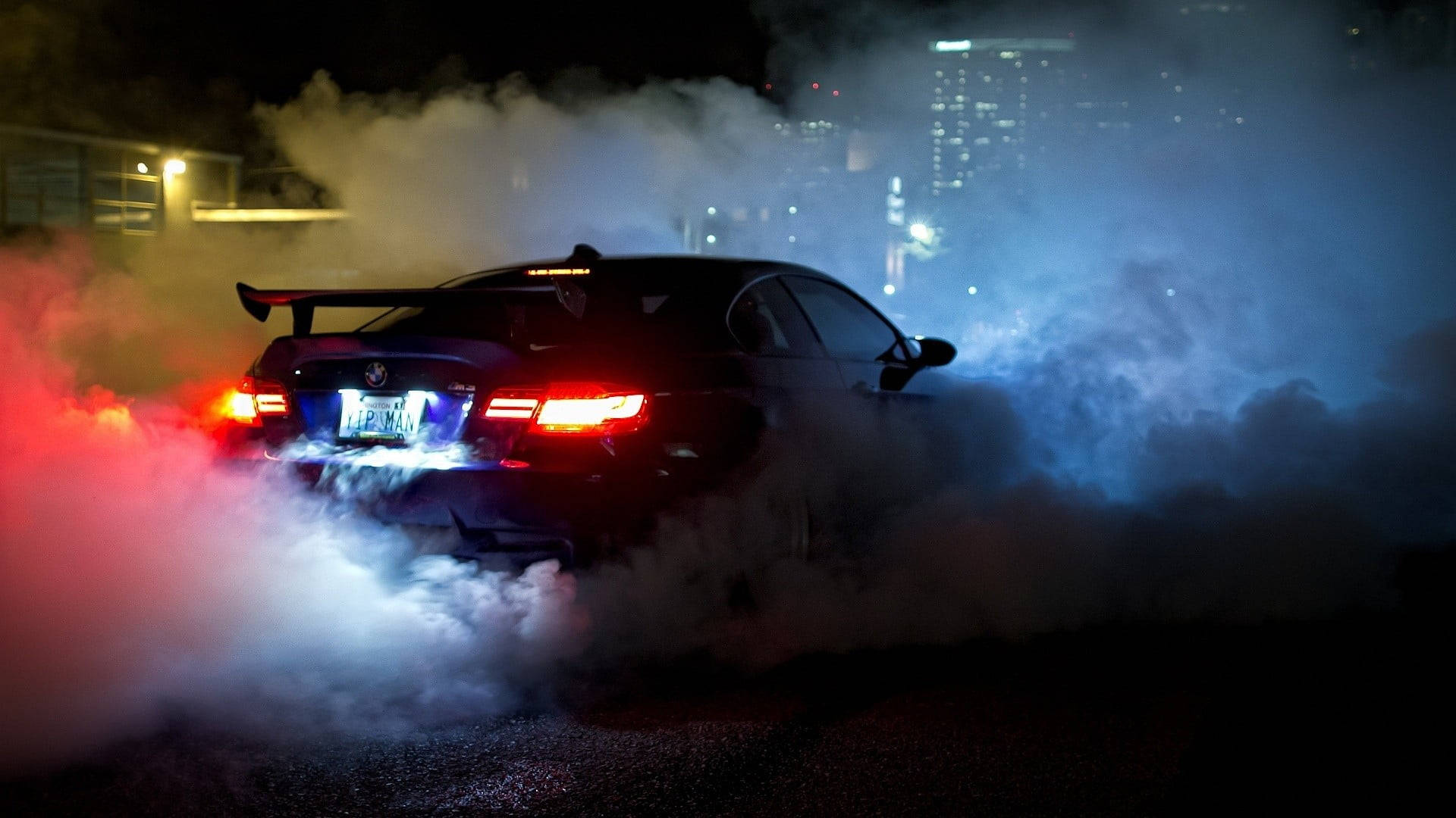 מחשב נייד BMW מעוצב עם רקע אפקט עשן טפט