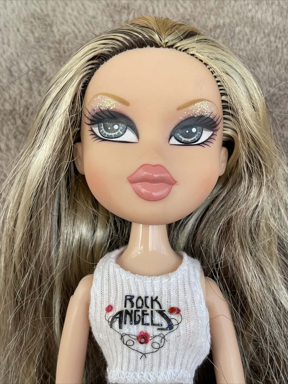 תראי מסוגננת ותתנדנדי עם אופנה צבעונית של Bratz טפט