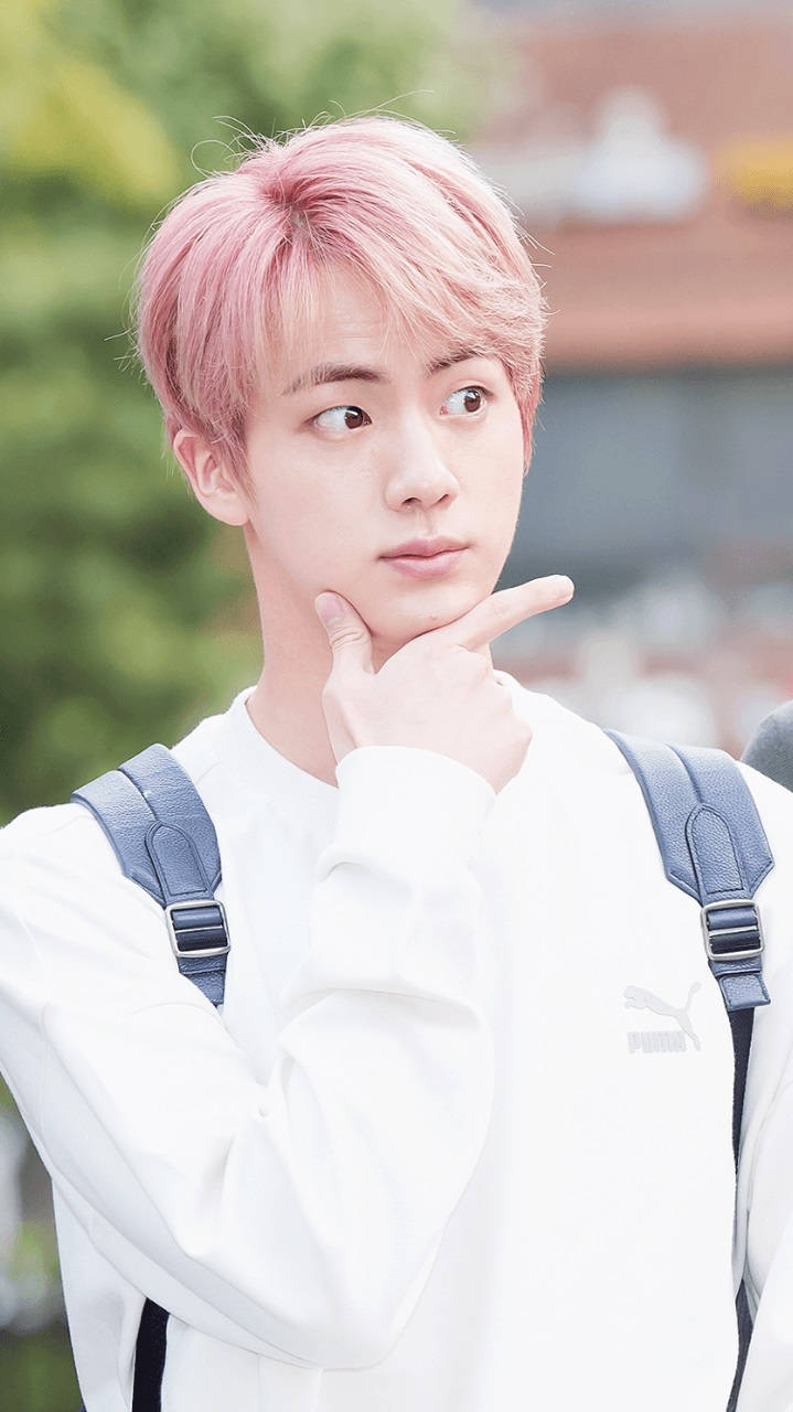 ג'ין מ-BTS בתנוחה חתיכה וחמודה טפט