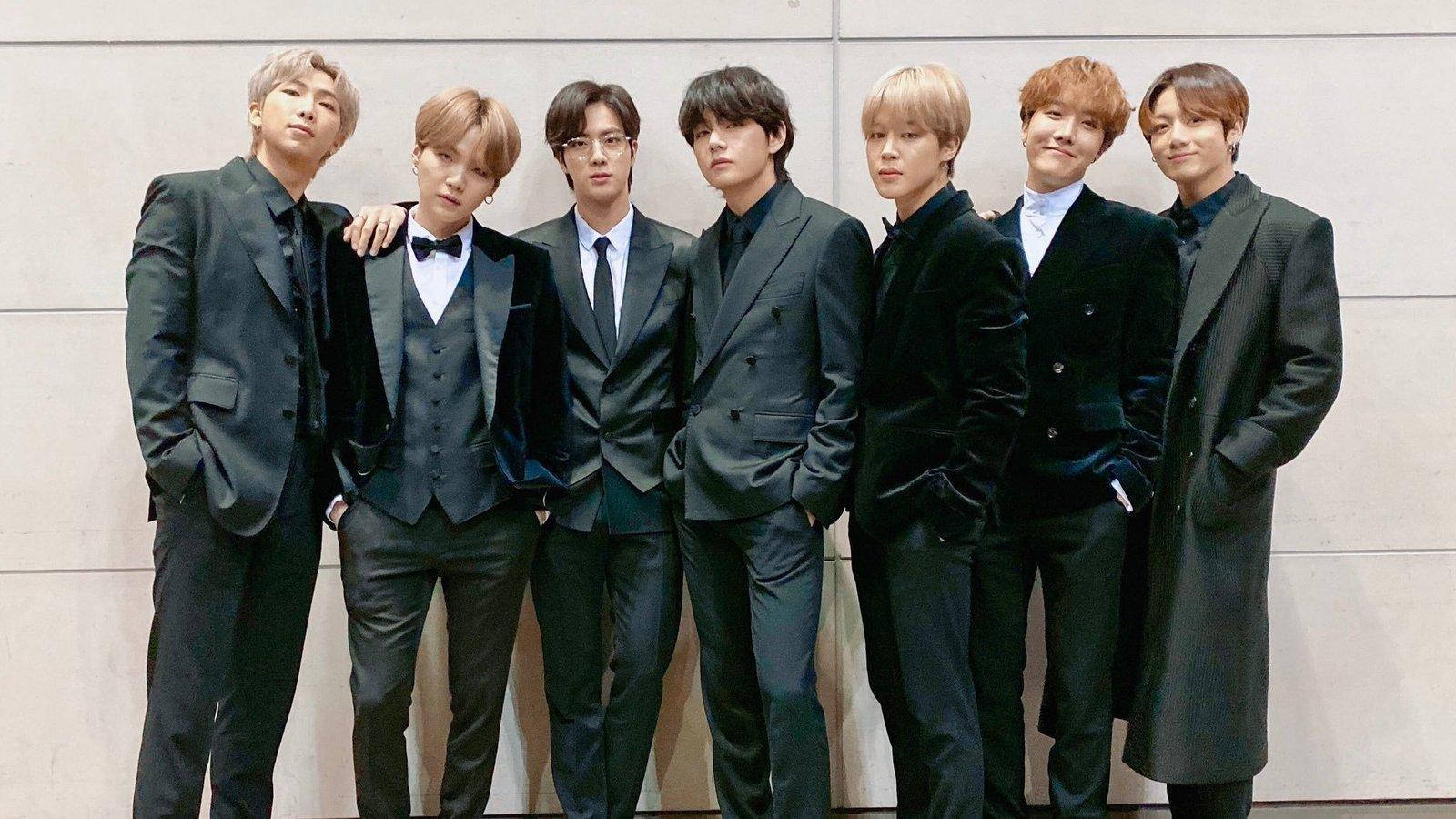 BTS 2020 בחליפה שחורה טפט