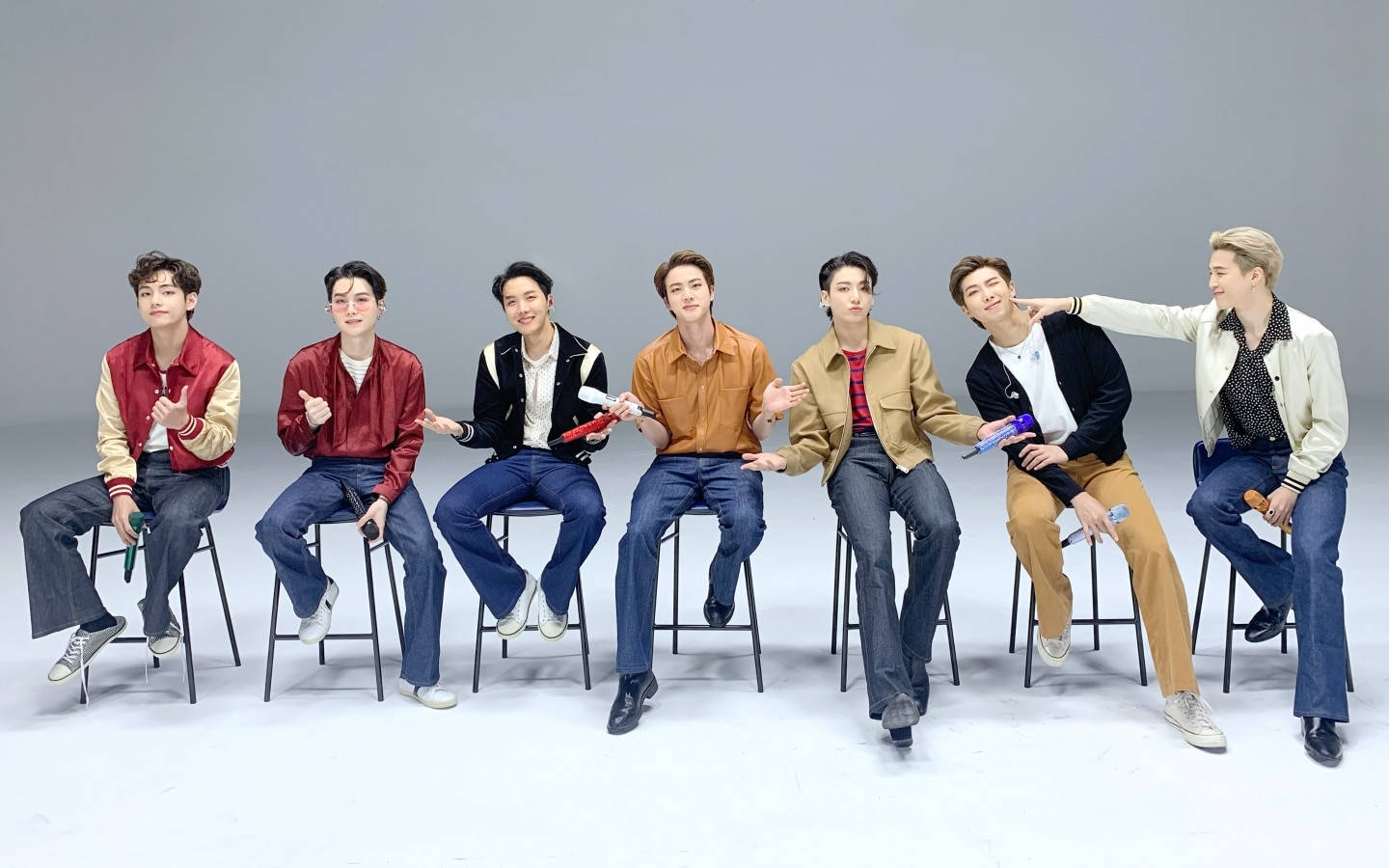 BTS שולחן עבודה על שורת כיסאות בר טפט