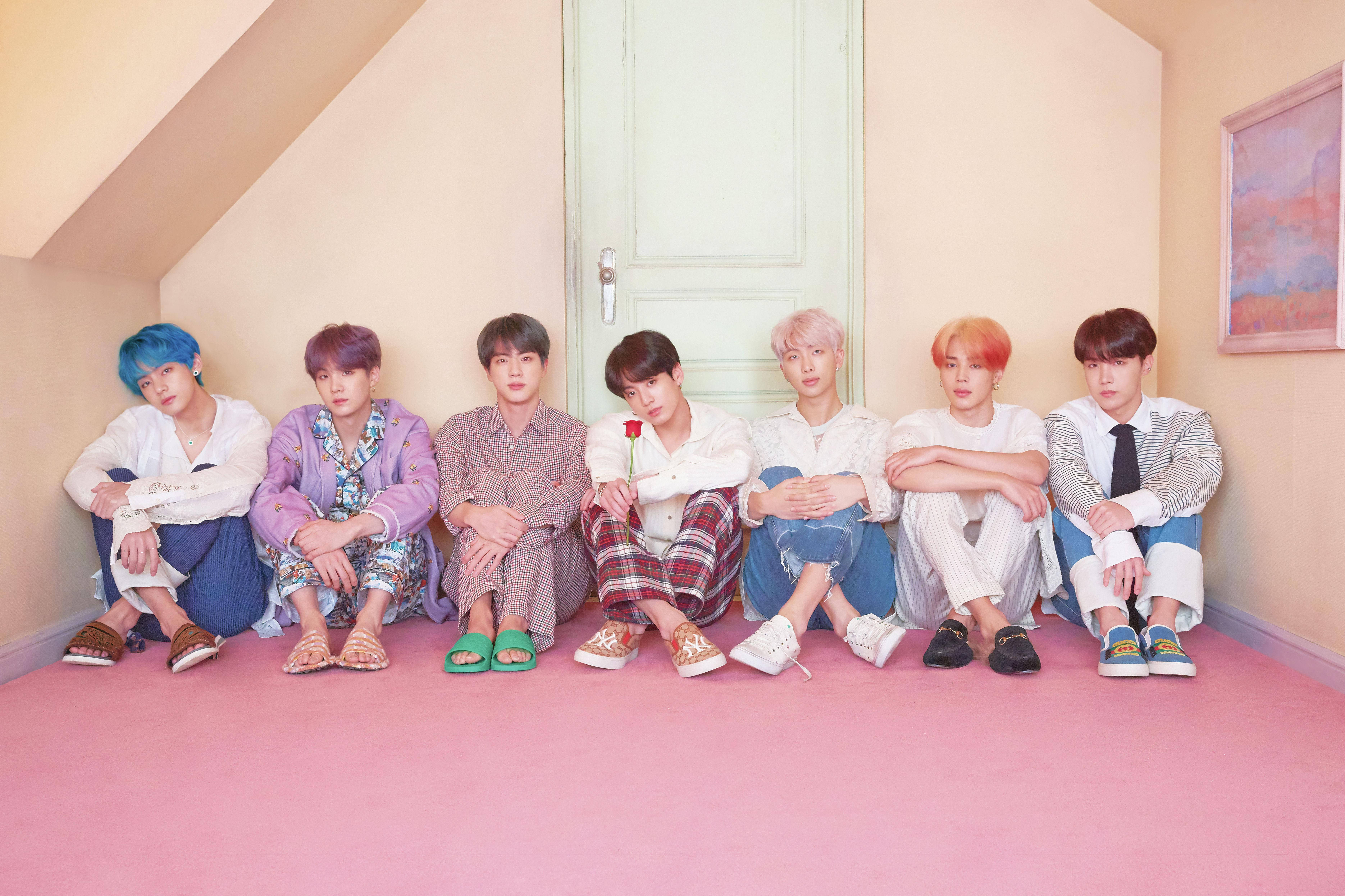 BTS יושבים מול דלת על שולחן העבודה טפט