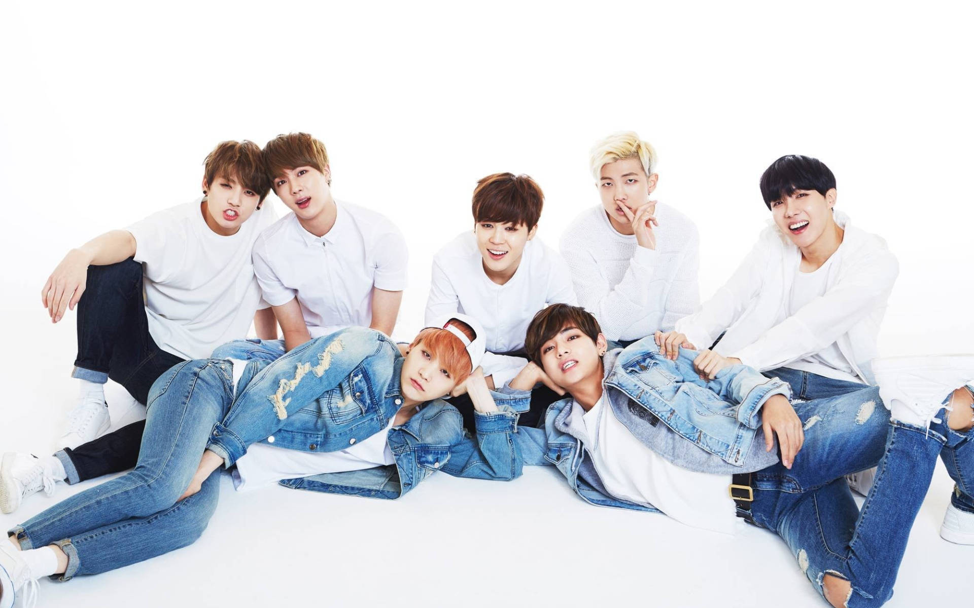 תמונת קבוצת BTS בג'ינס טפט