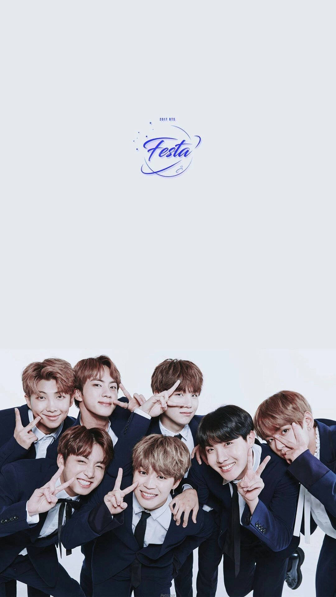 BTS חמודים בחליפות על רקע לבן טפט