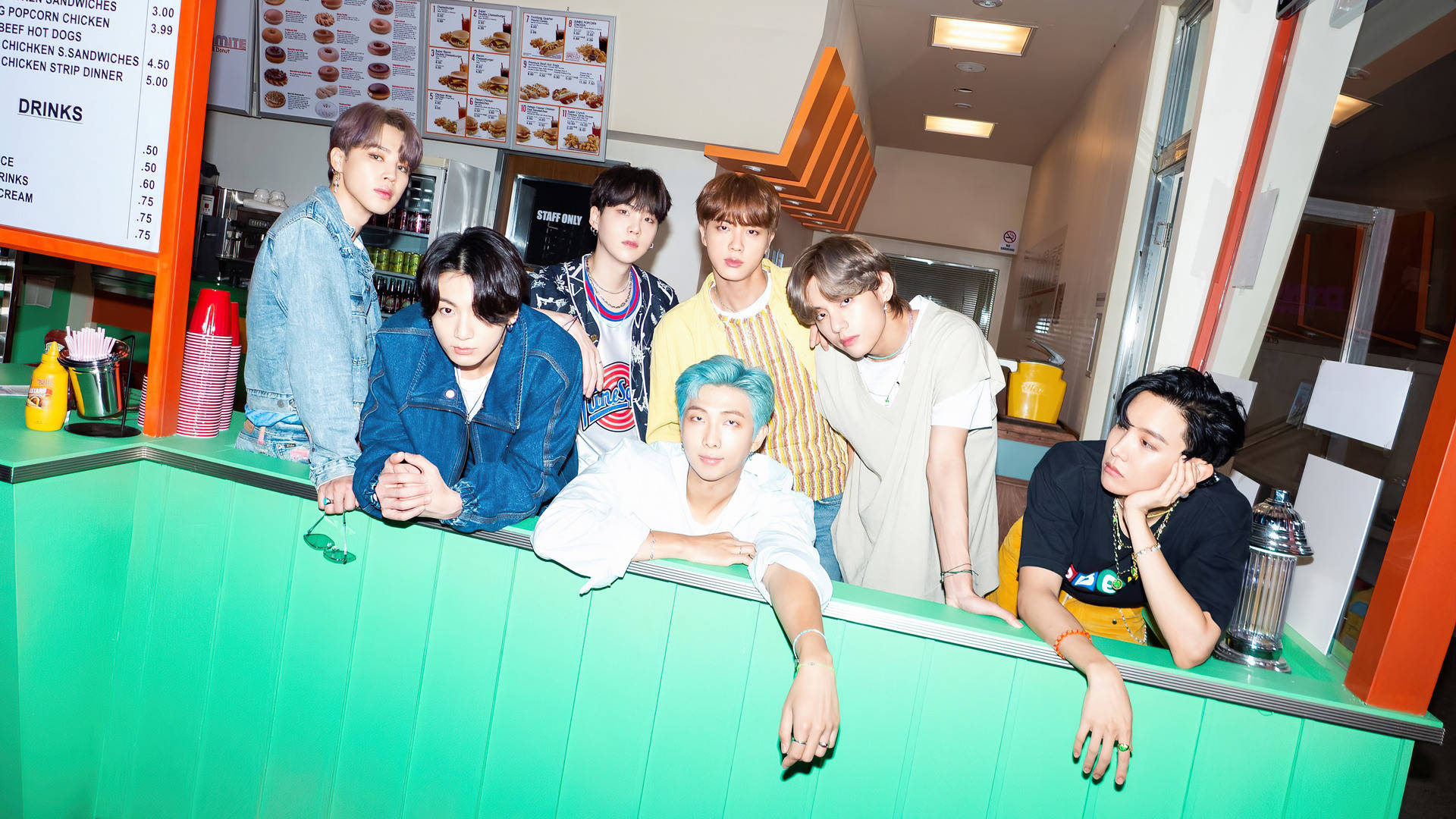 תמונת קבוצתית של BTS בסינגל Dynamite טפט