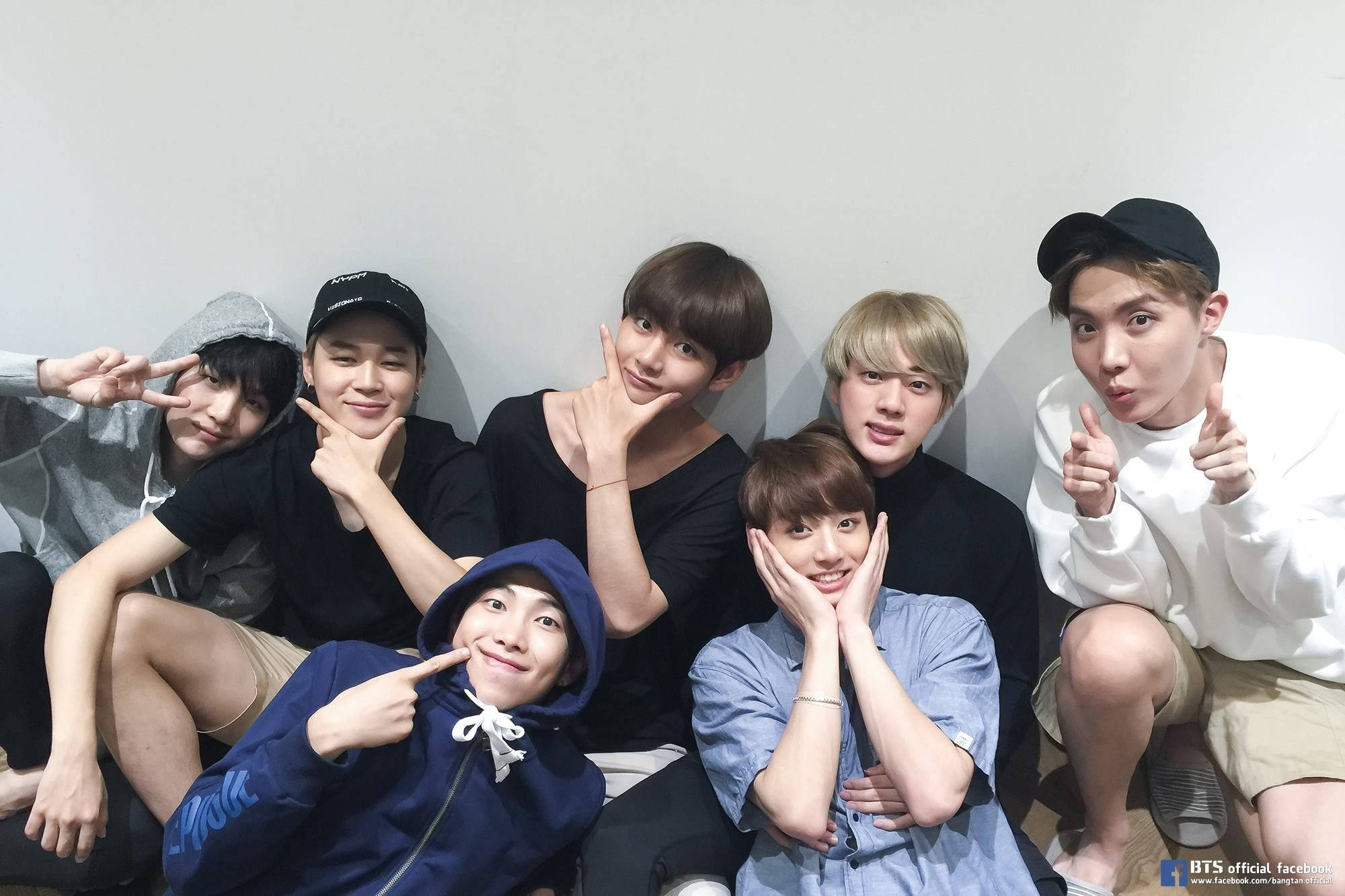 חברי BTS כולם מחייכים טפט