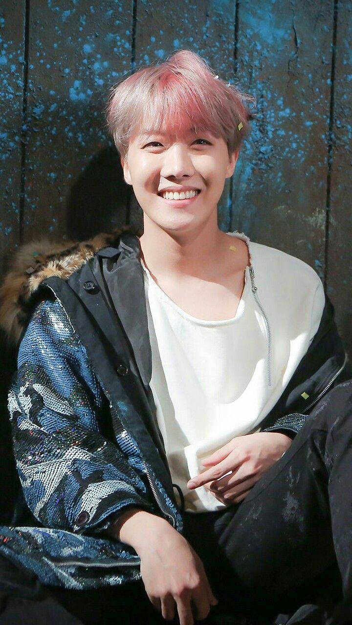 BTS J-Hope מחייך וחמוד טפט