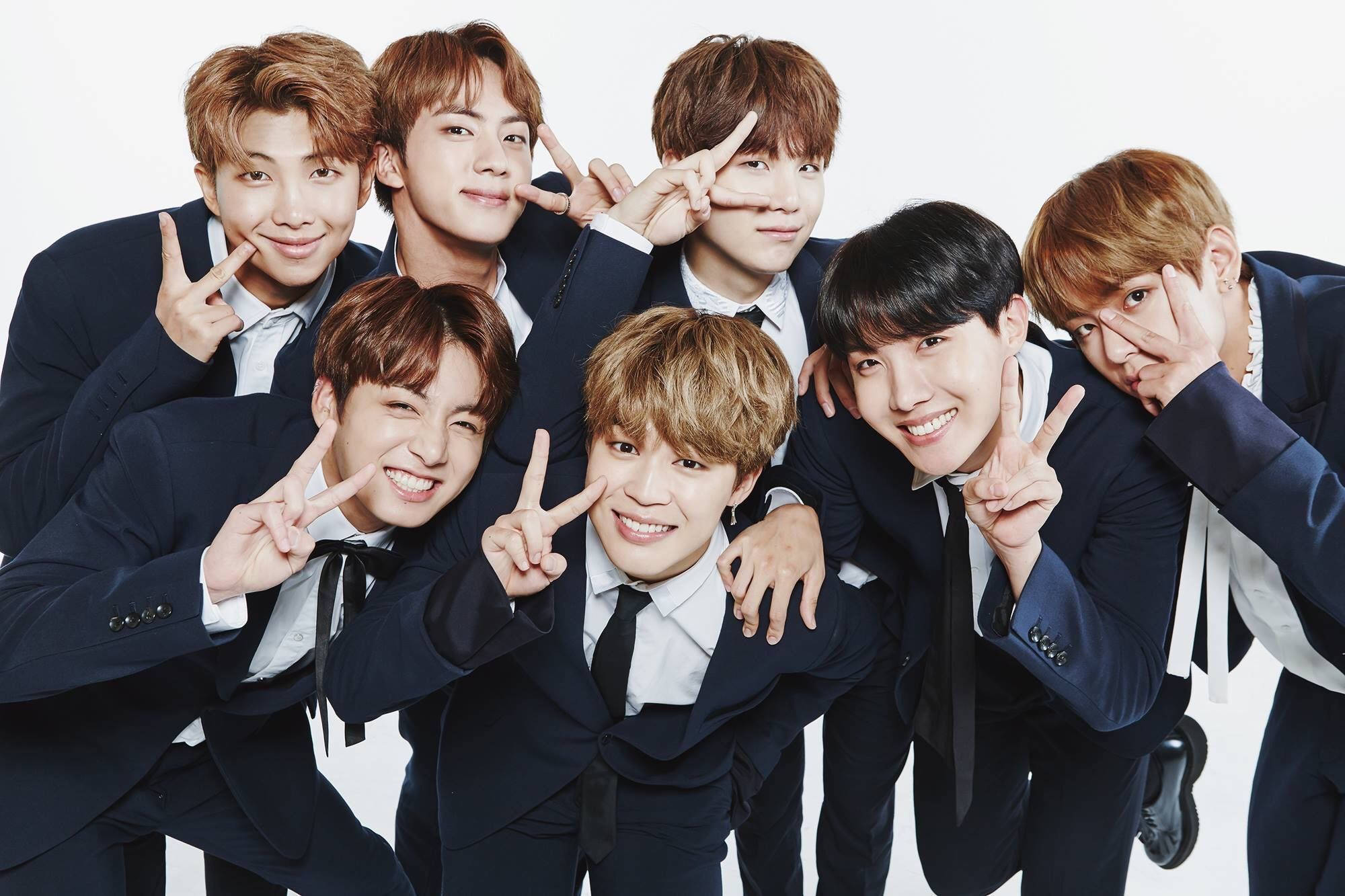 מחשב נייד BTS עם סימן שלום טפט