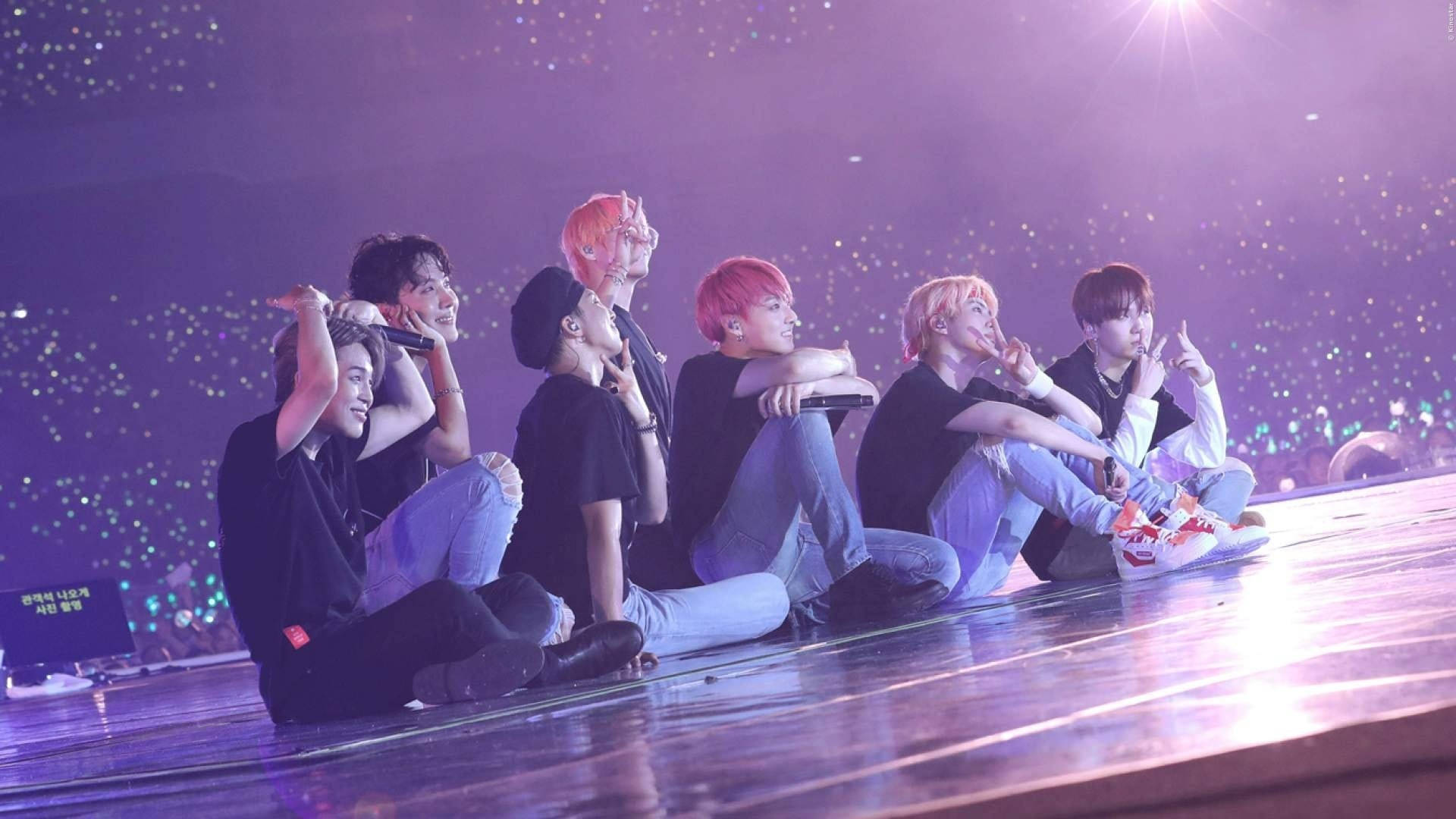 BTS על במה סגולה אסתטי טפט