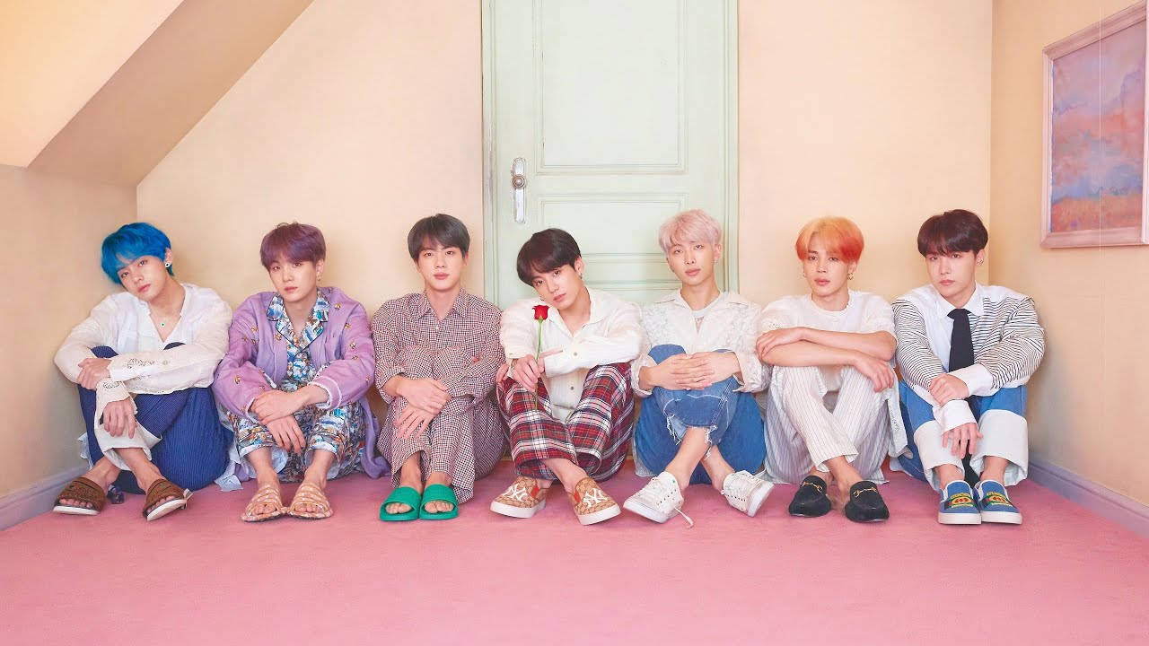 BTS חביבים יושבים יחד בעליית הגג טפט