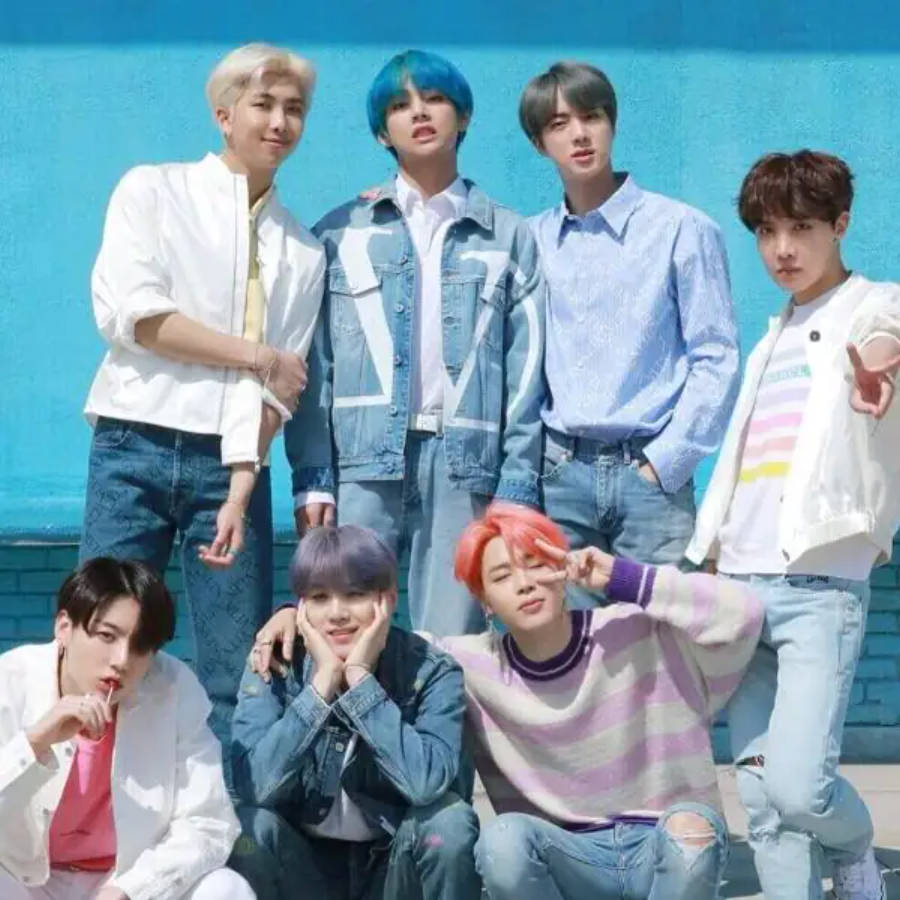 BTS מצטלמים יחד בחמידות על רקע קיר כחול טפט