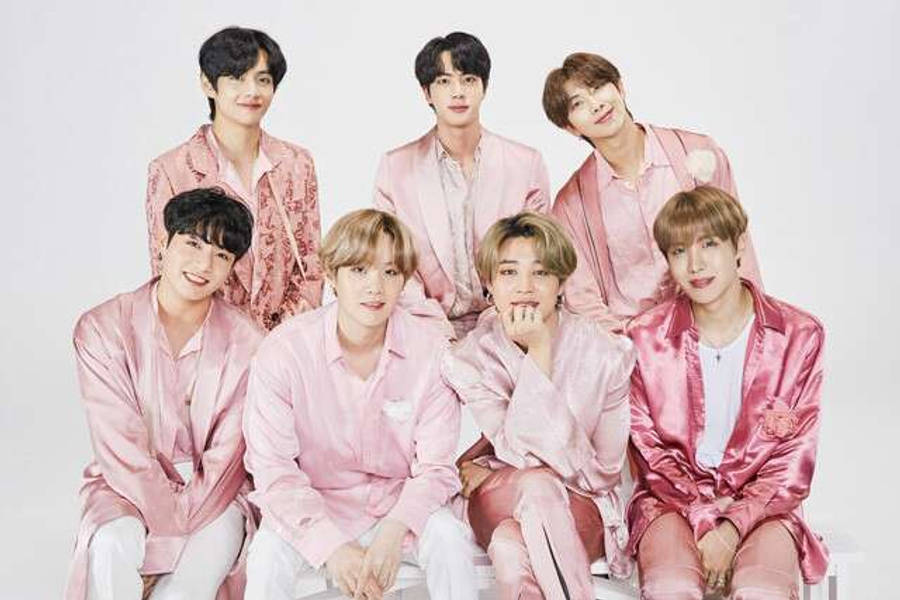 BTS חמודים בחליפות משי ורודות טפט