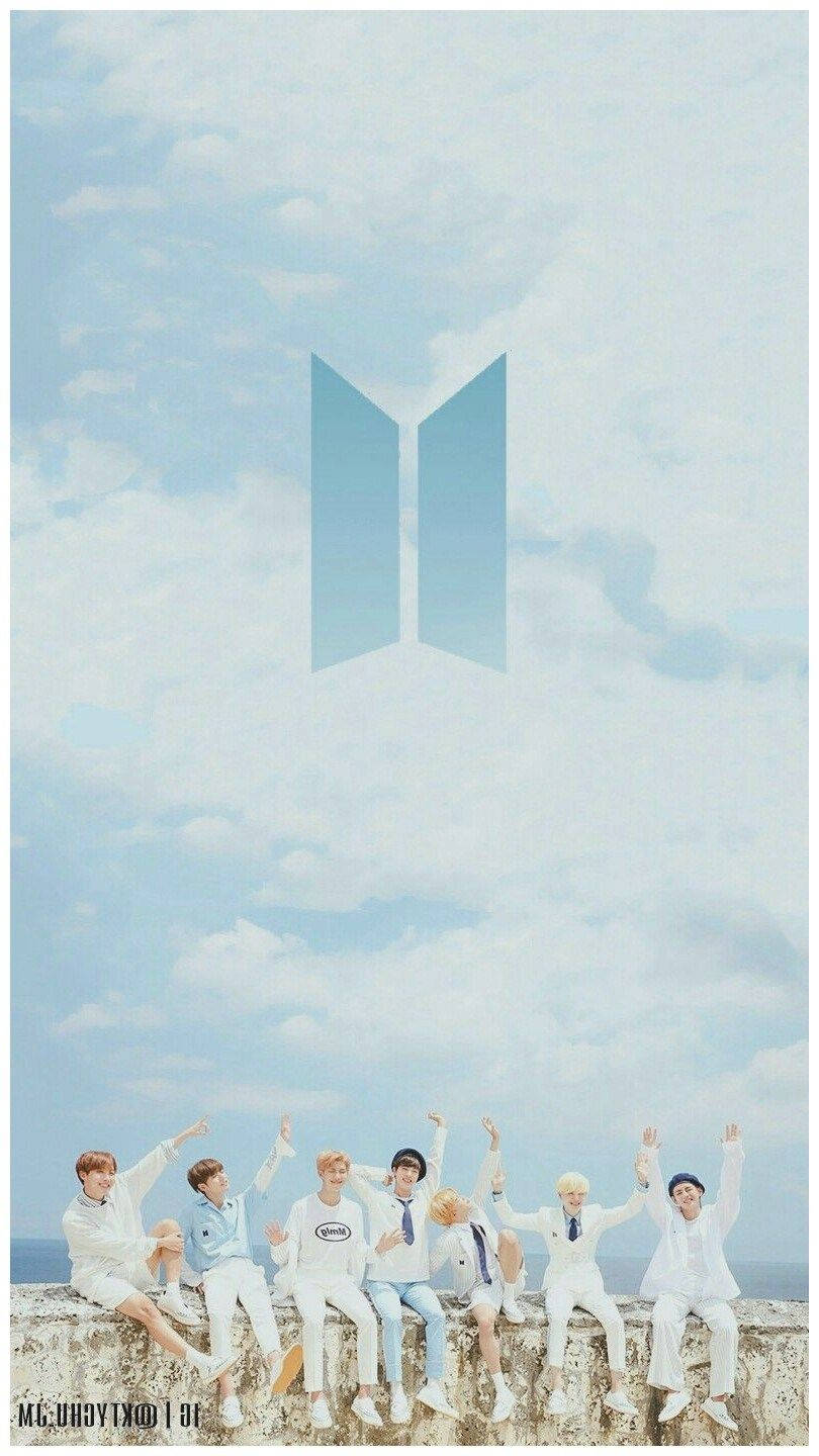 לוגו BTS אסתטי בשמיים כחולים טפט