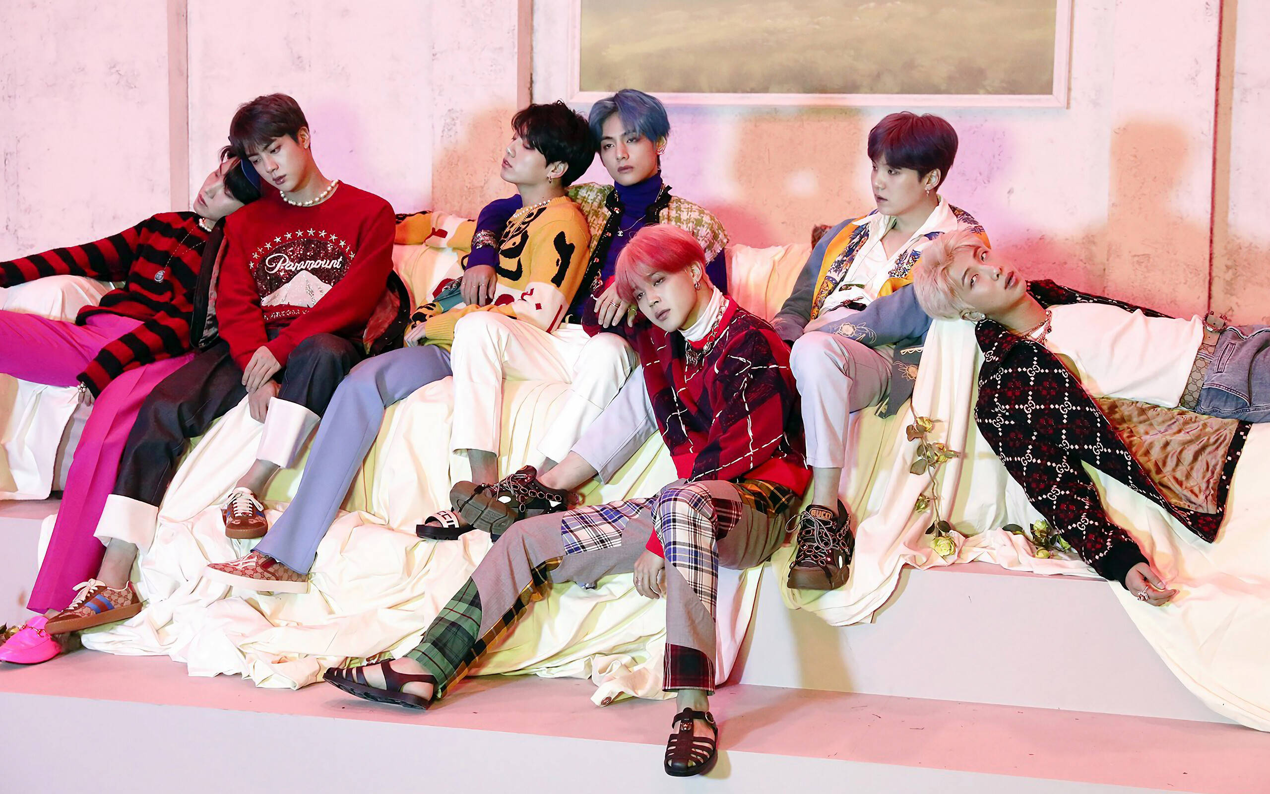 תמונת קבוצה של BTS בסלון טפט