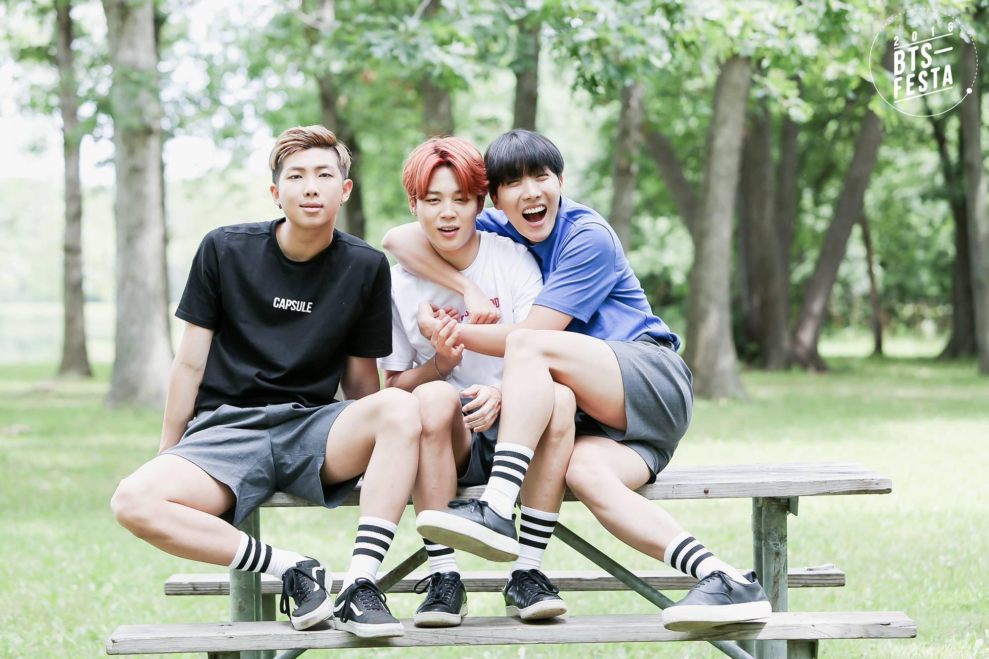 אסתטי שלישיית BTS על ספסל בפארק טפט