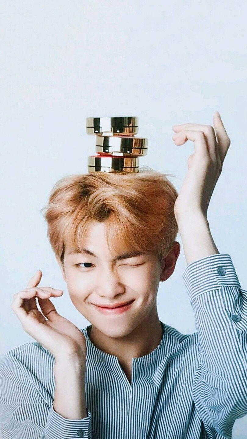 BTS RM חמוד עם קומפקטים על הראש טפט