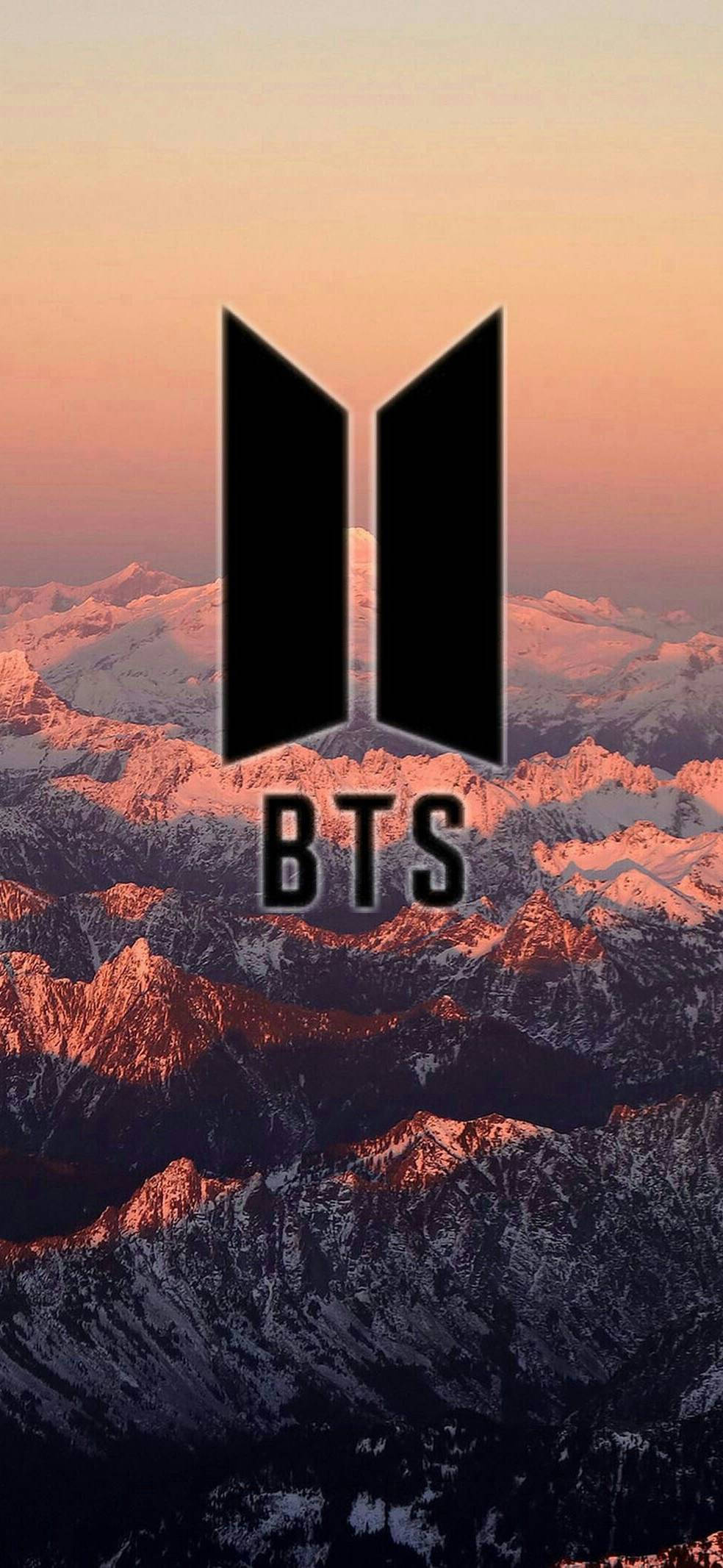 לוגו BTS על רקע הר אסתטי טפט