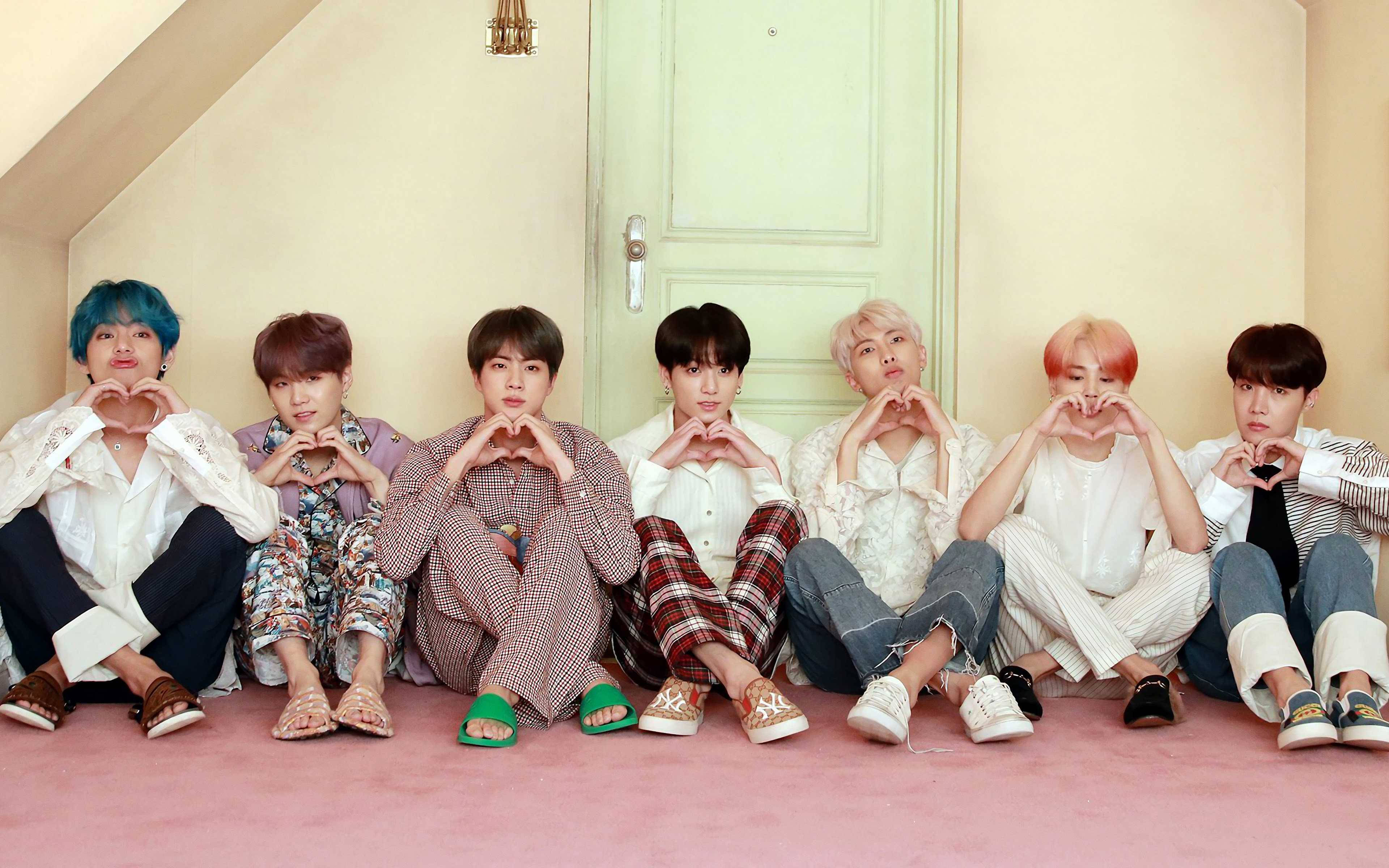 BTS שולחן עבודה סימני לב ליד דלת טפט