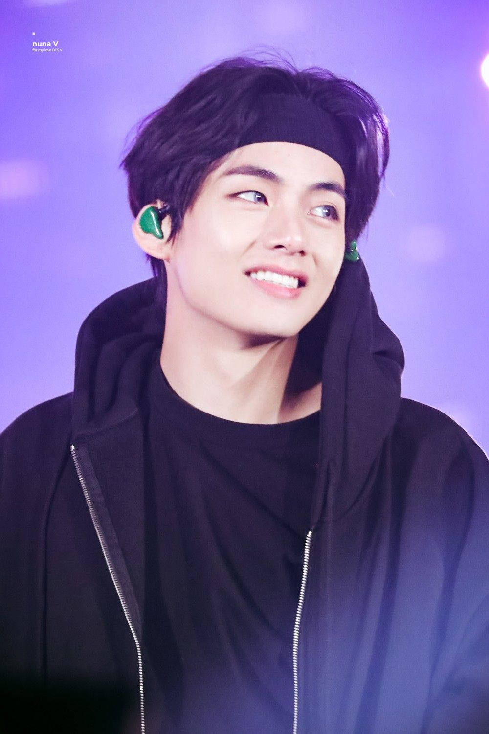 BTS V מקרין אלגנטיות בתלבושת שחורה שיקית טפט