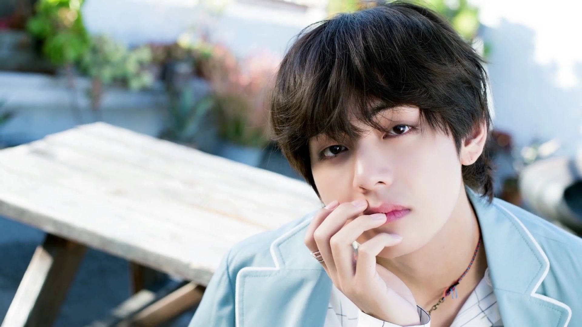 BTS V מעיל תכלת טפט
