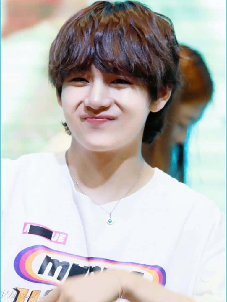 BTS V מחייך בביטחון טפט