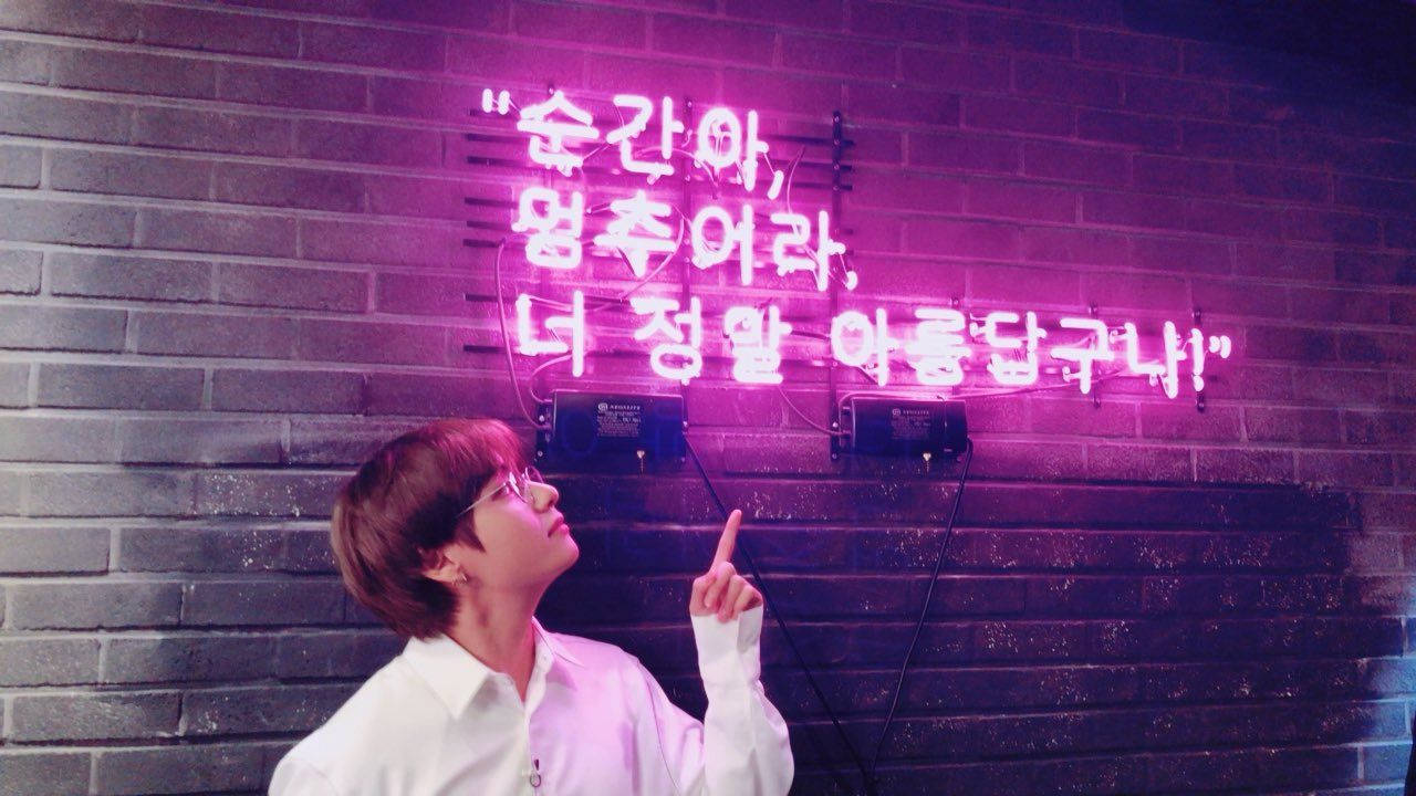 BTS V אסתטיקת אורות ניאון טפט
