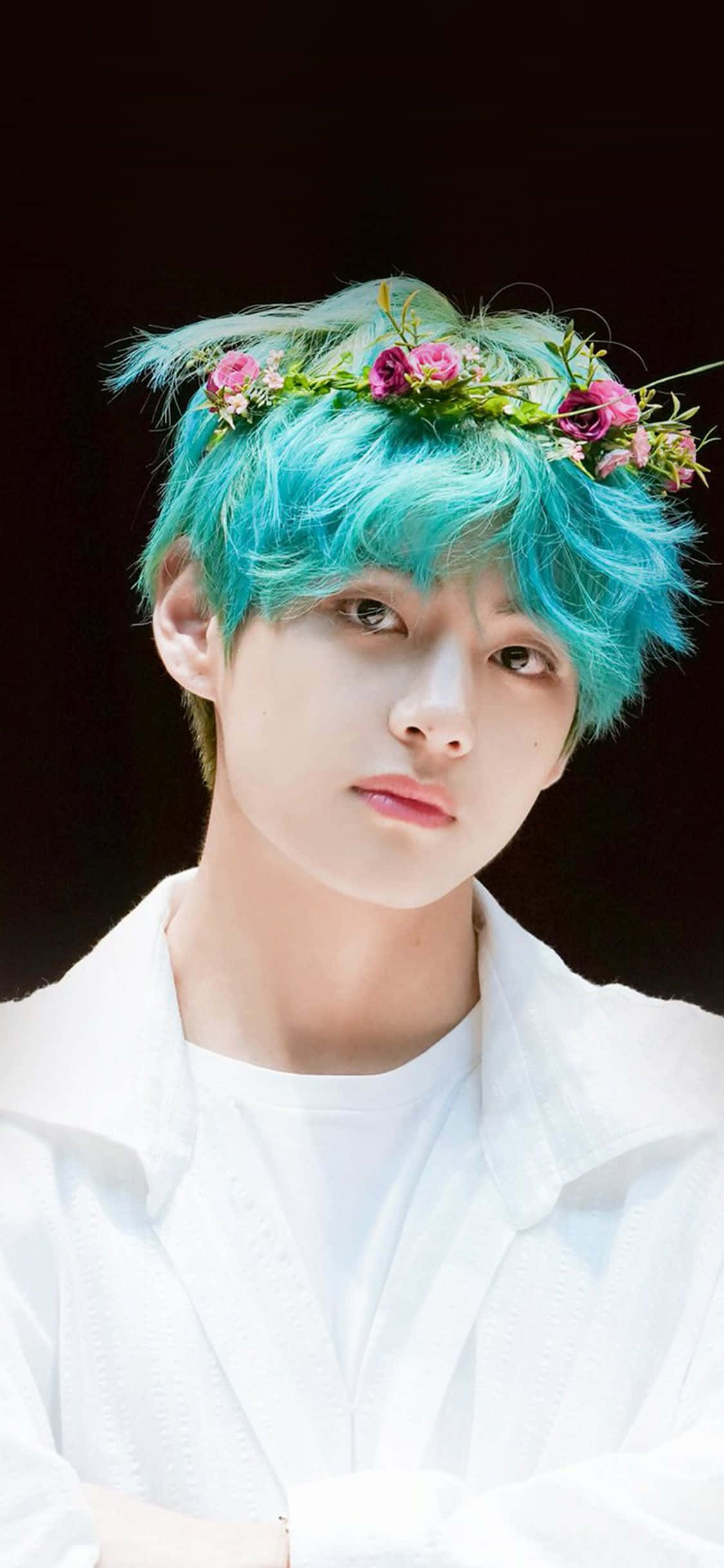 BTS V מקרין שמחת נעורים וביטחון טפט