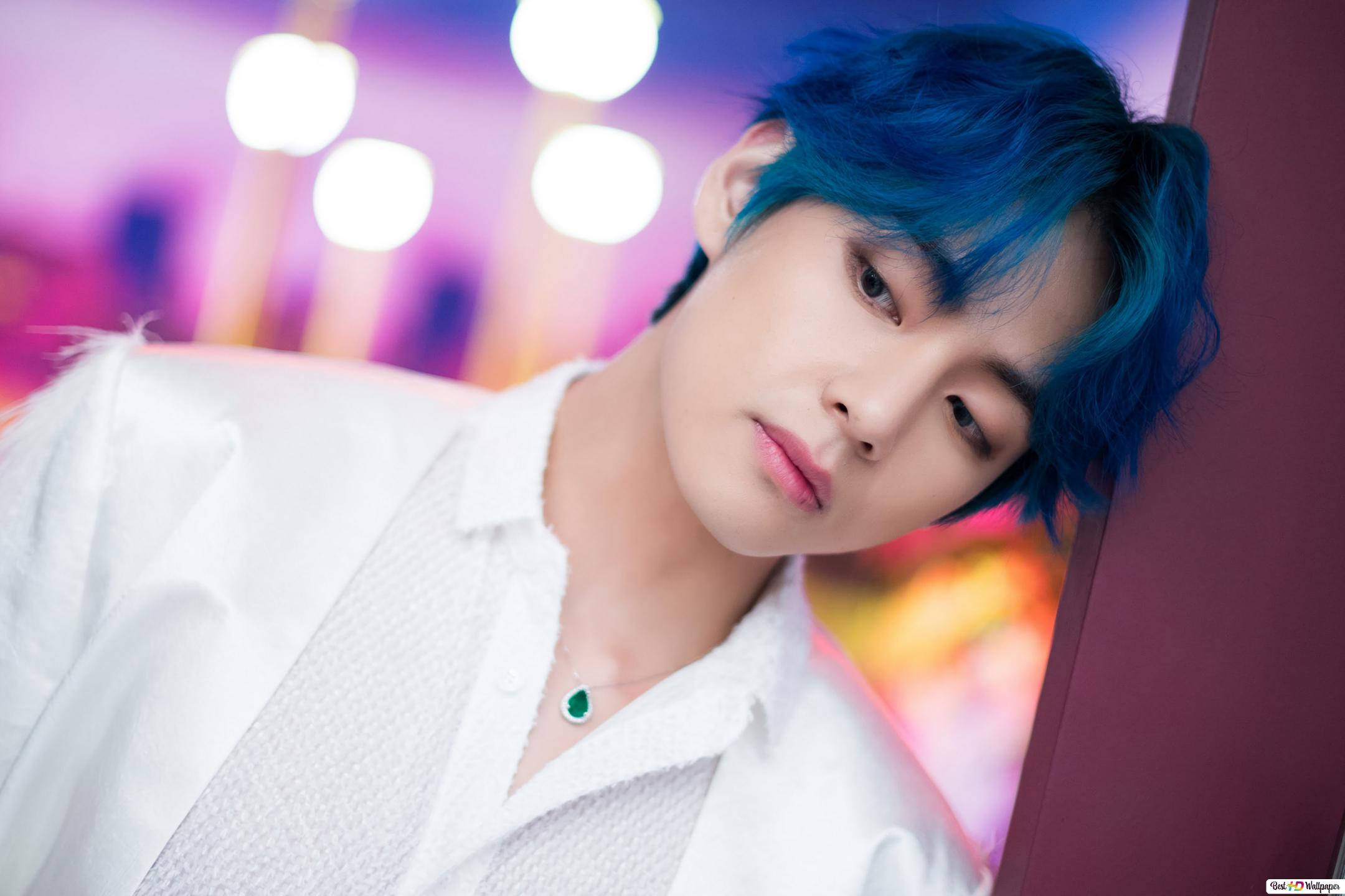 BTS V נשען על קיר טפט