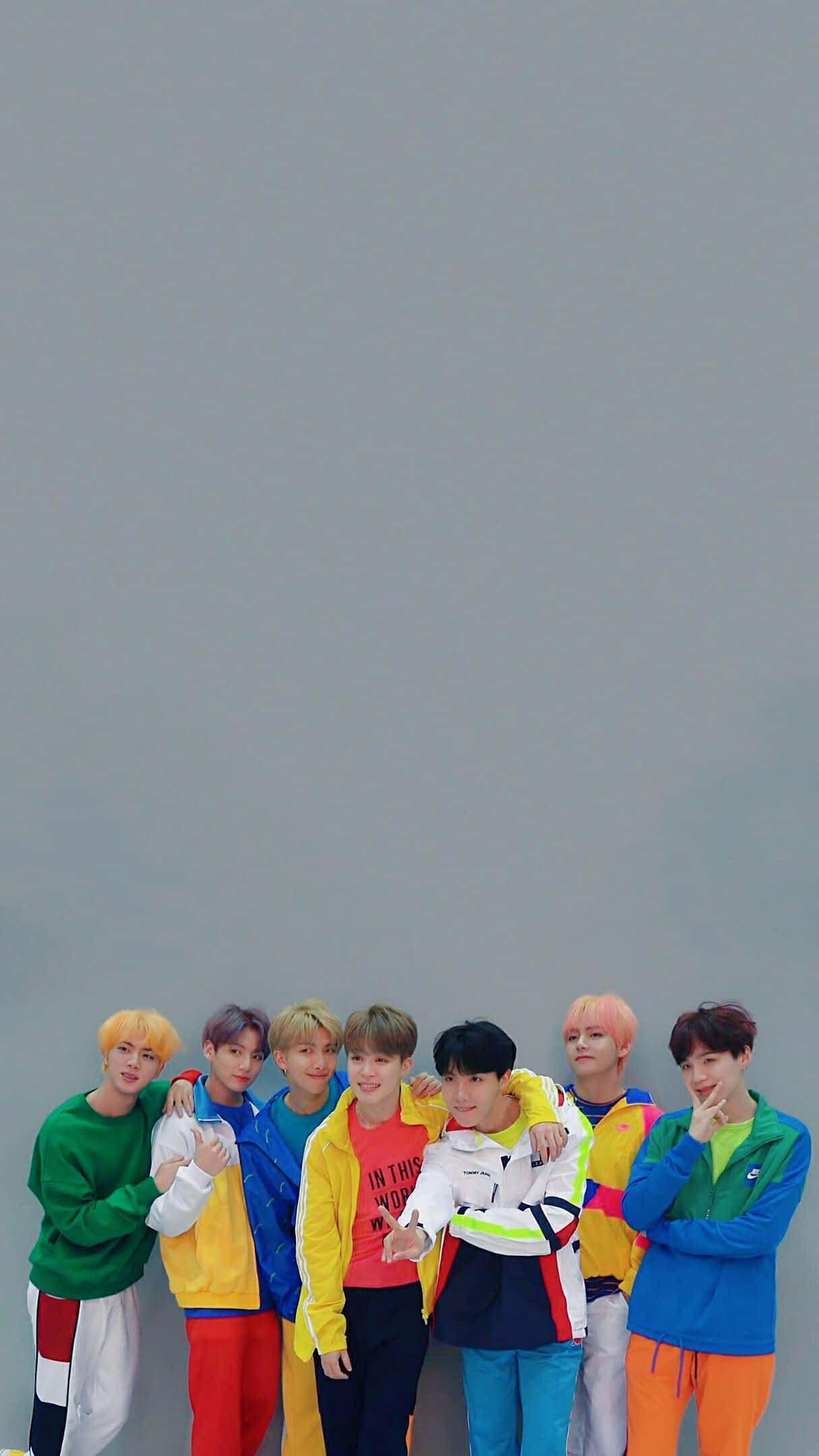 צילום BTS בתלבושות צבעוניות טפט