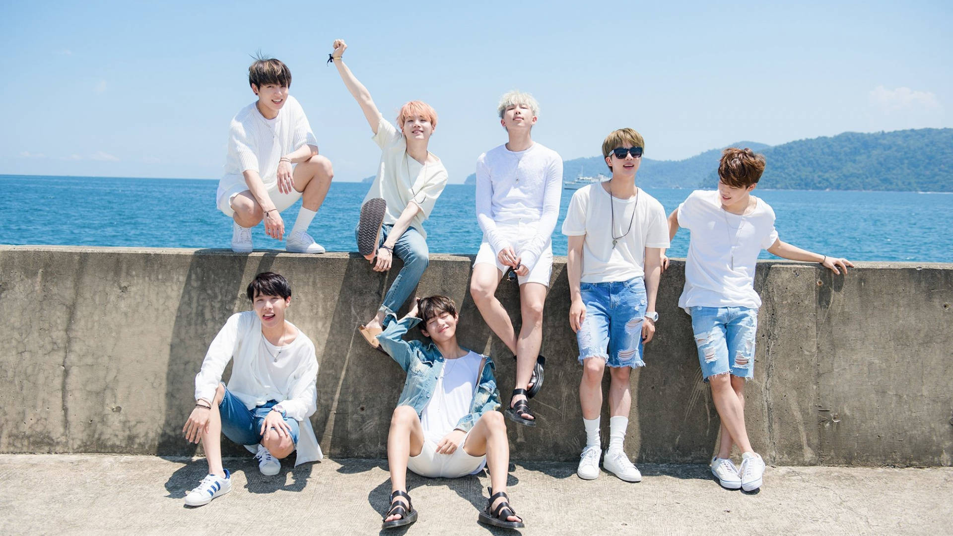 תמונת קבוצת BTS ליד האוקיינוס טפט