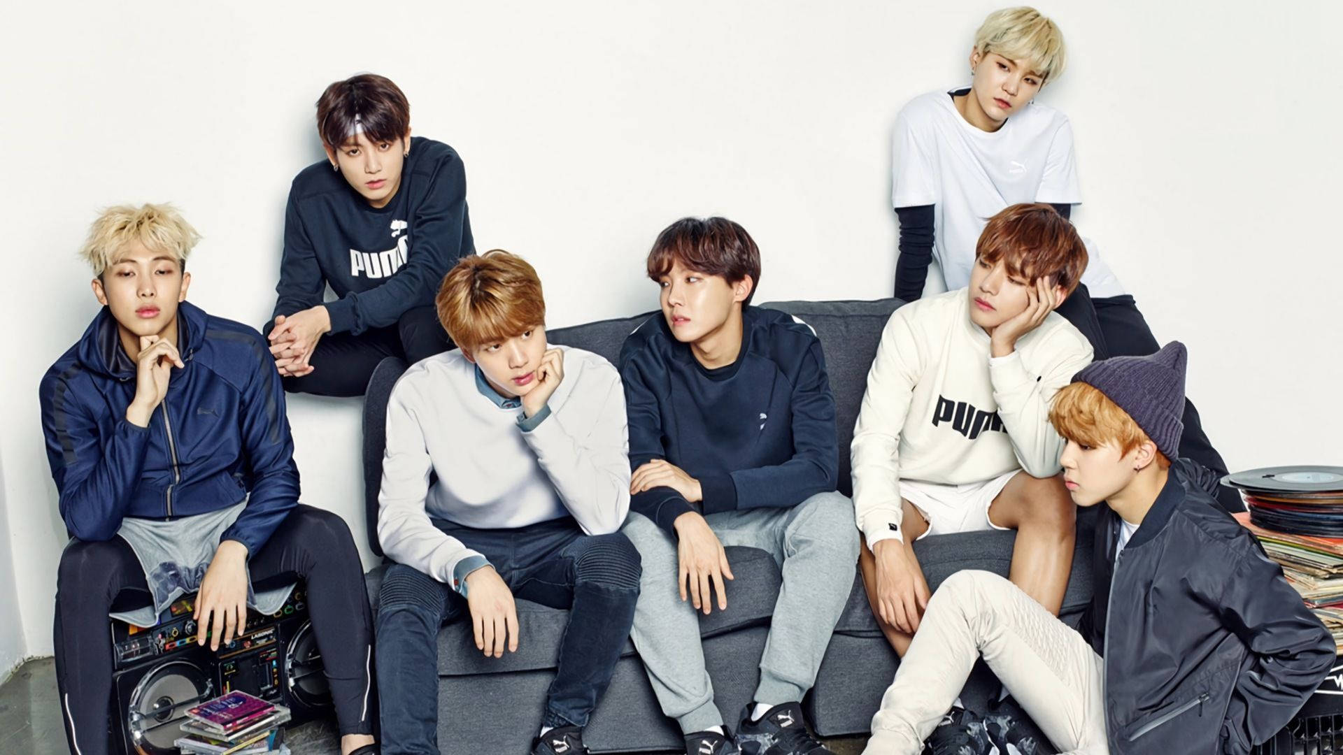 להקת BTS על ספה בכחול ולבן טפט
