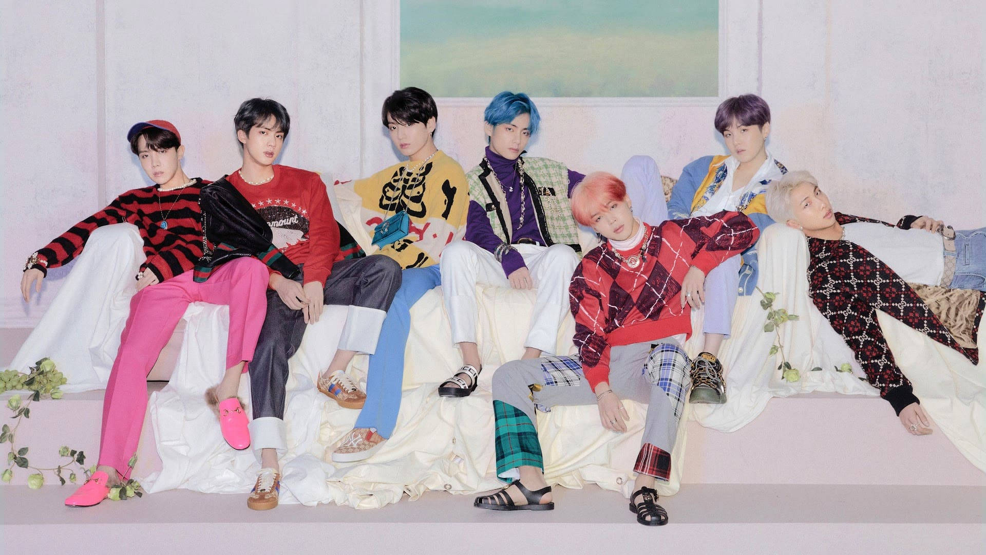 טפט שולחן עבודה של BTS על ספה לבנה טפט