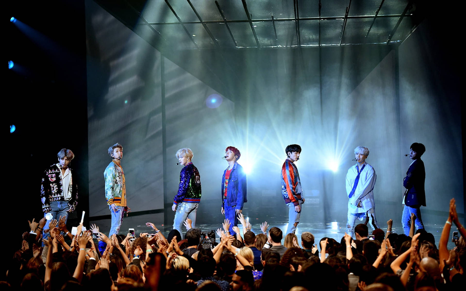תמונת קבוצת BTS על הבמה טפט