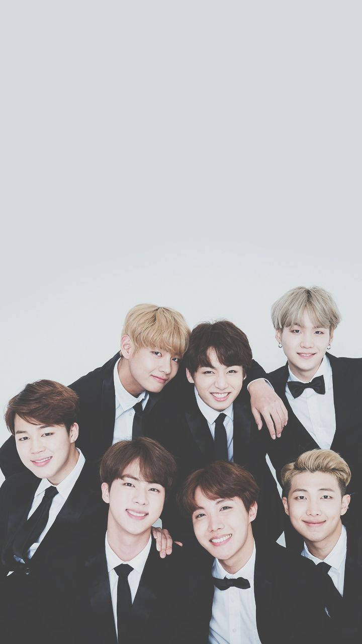 טפט BTS של V, ג'ונגקוק, ג'ימין, שוגה, ג'ין, RM וג'יי-הופ לובשים חליפה שחורה.