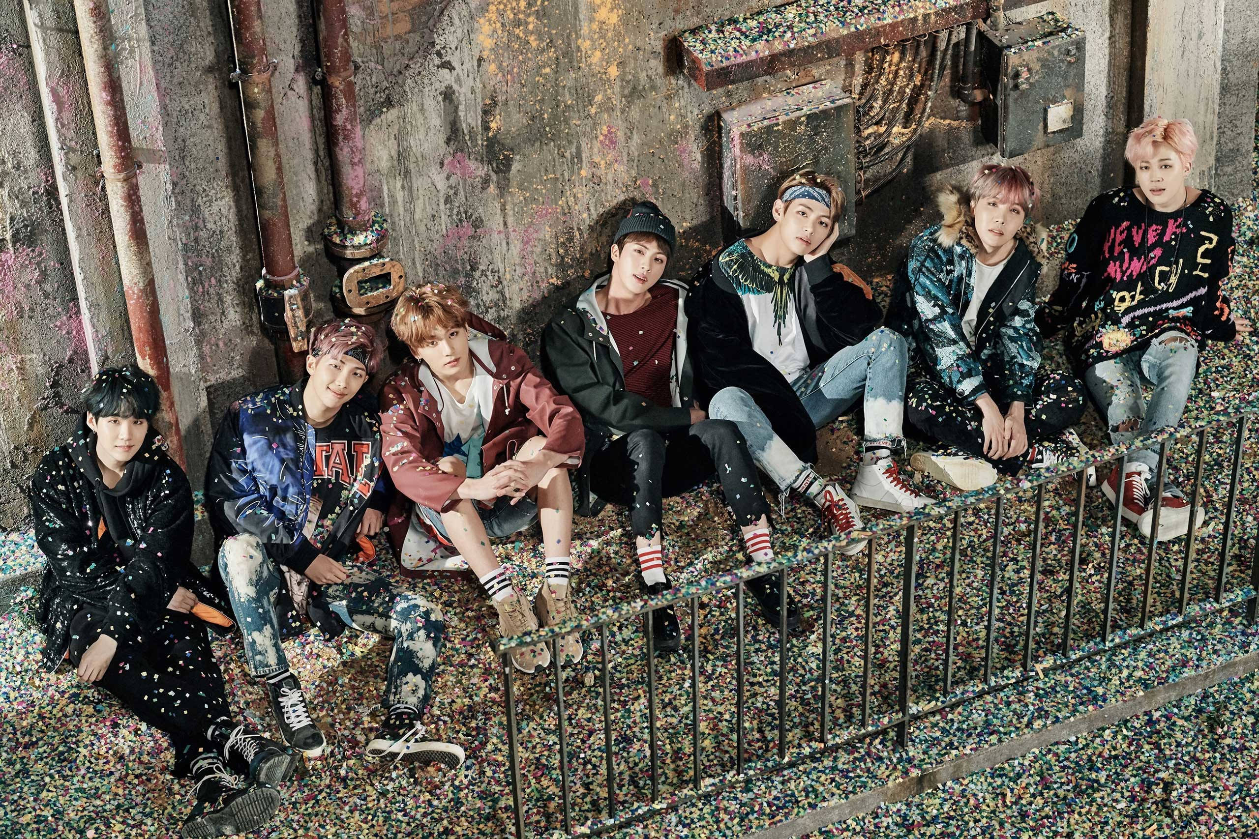 BTS בסמטה עם קונפטי ולפטופ טפט