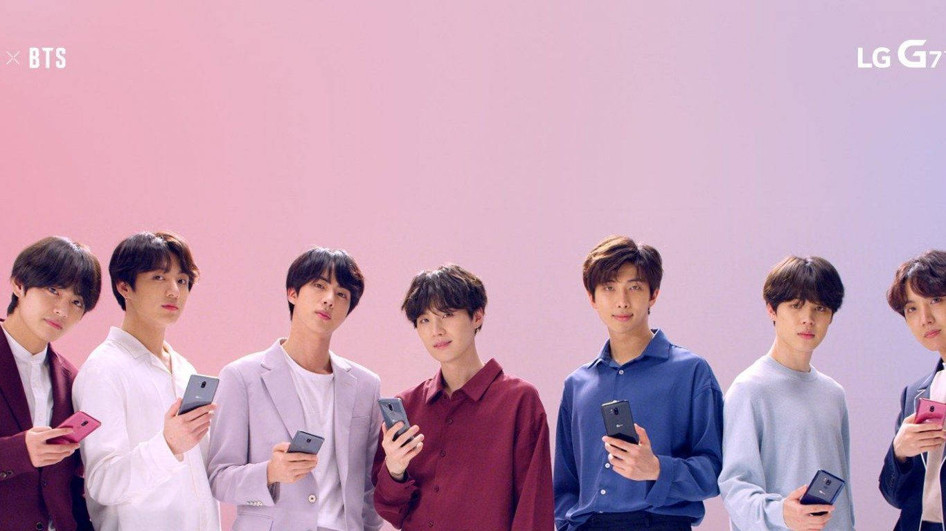 BTS מחזיקים טלפוני LG על רקע מחשב נייד טפט