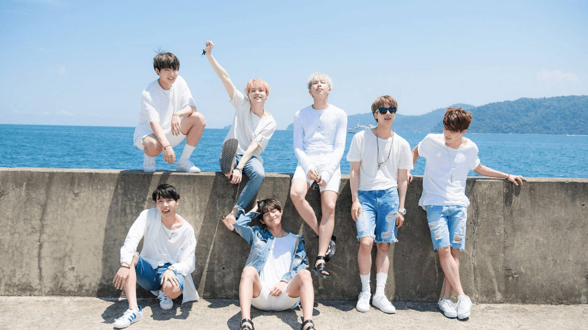 BTS מצטלמים ליד הים טפט
