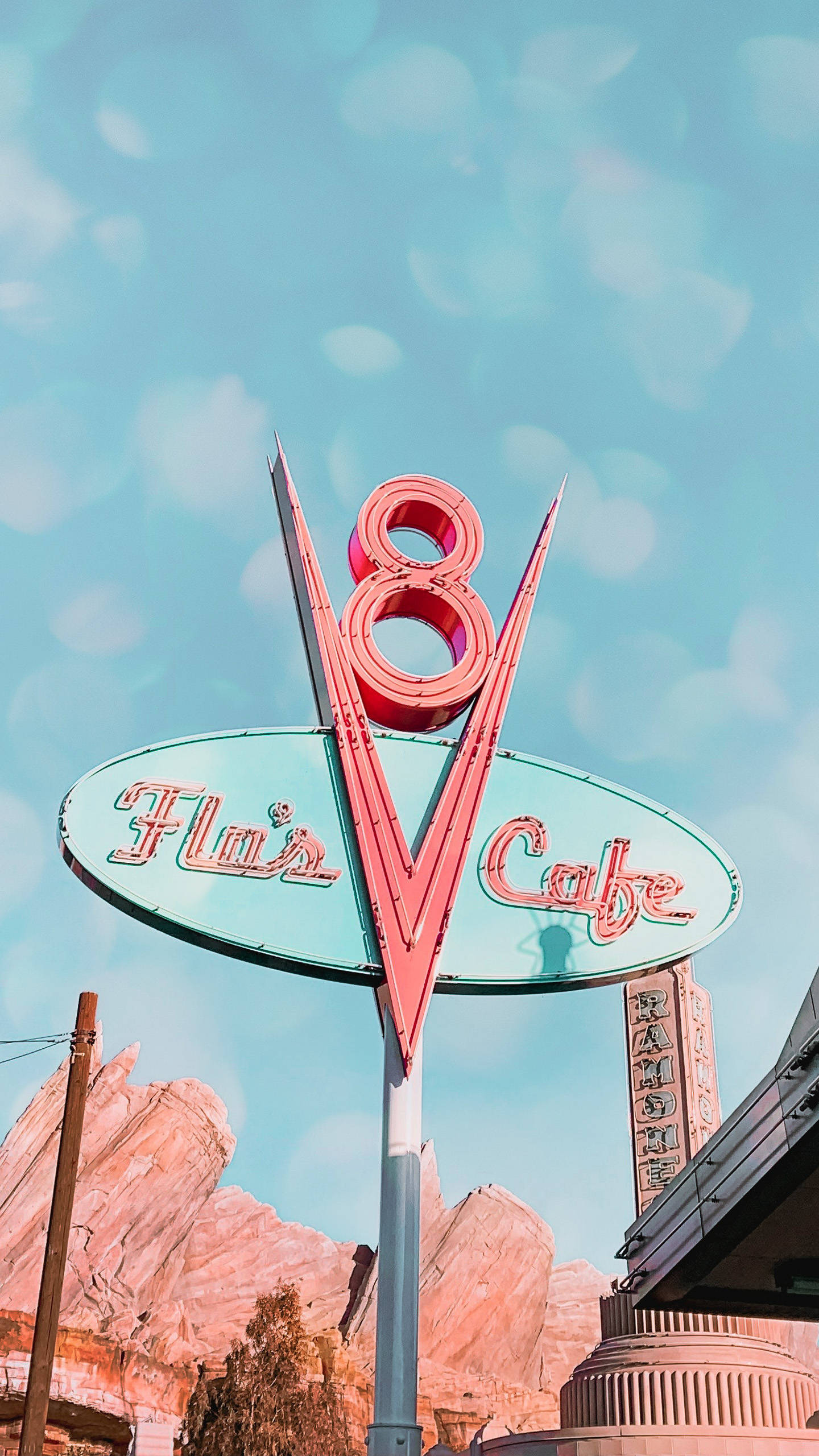שלט מואר של Flo's V8 Cafe בדיסנילנד טפט
