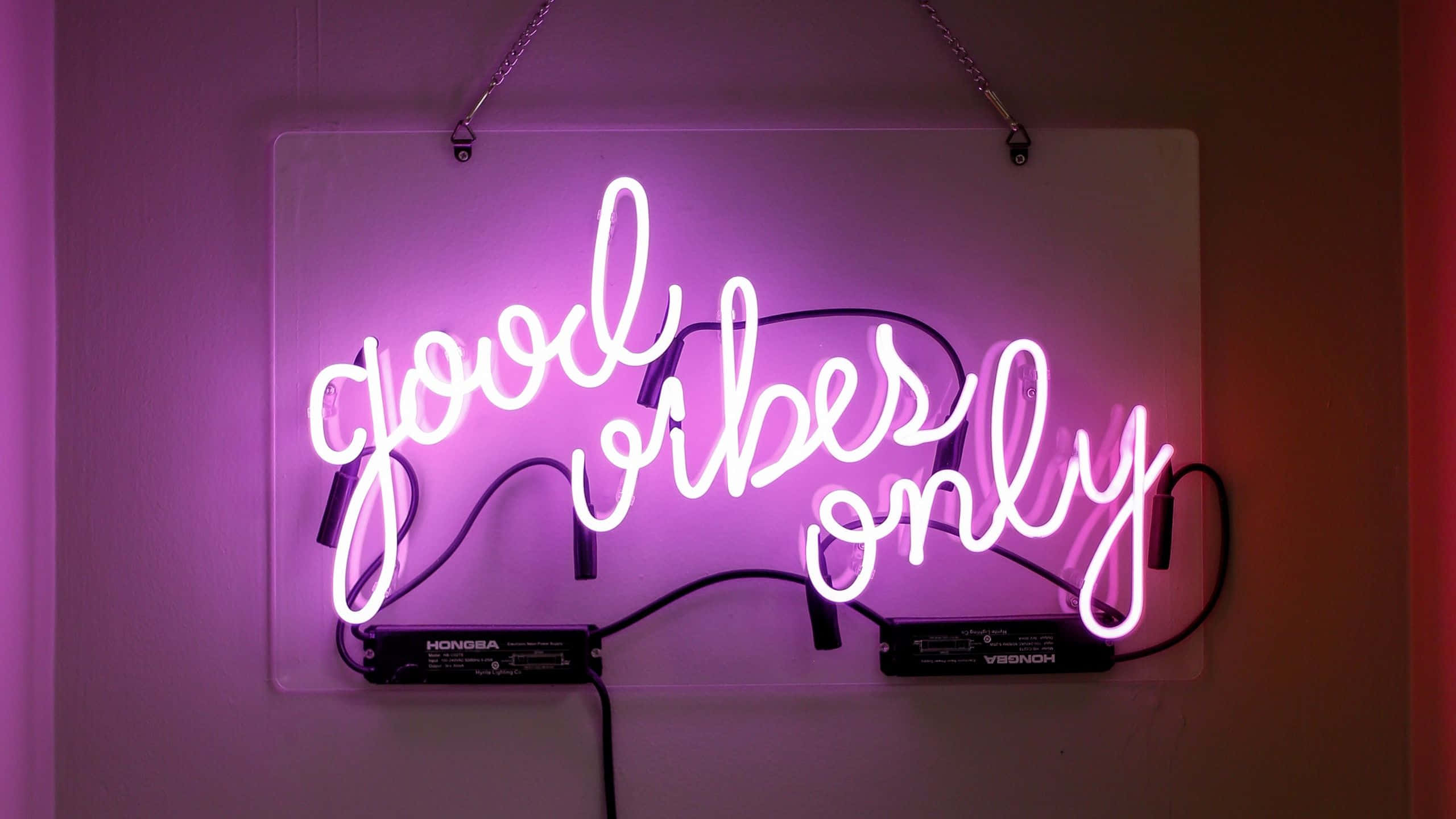 תמונה ורודה ניאון עם הכיתוב Good Vibes Only טפט