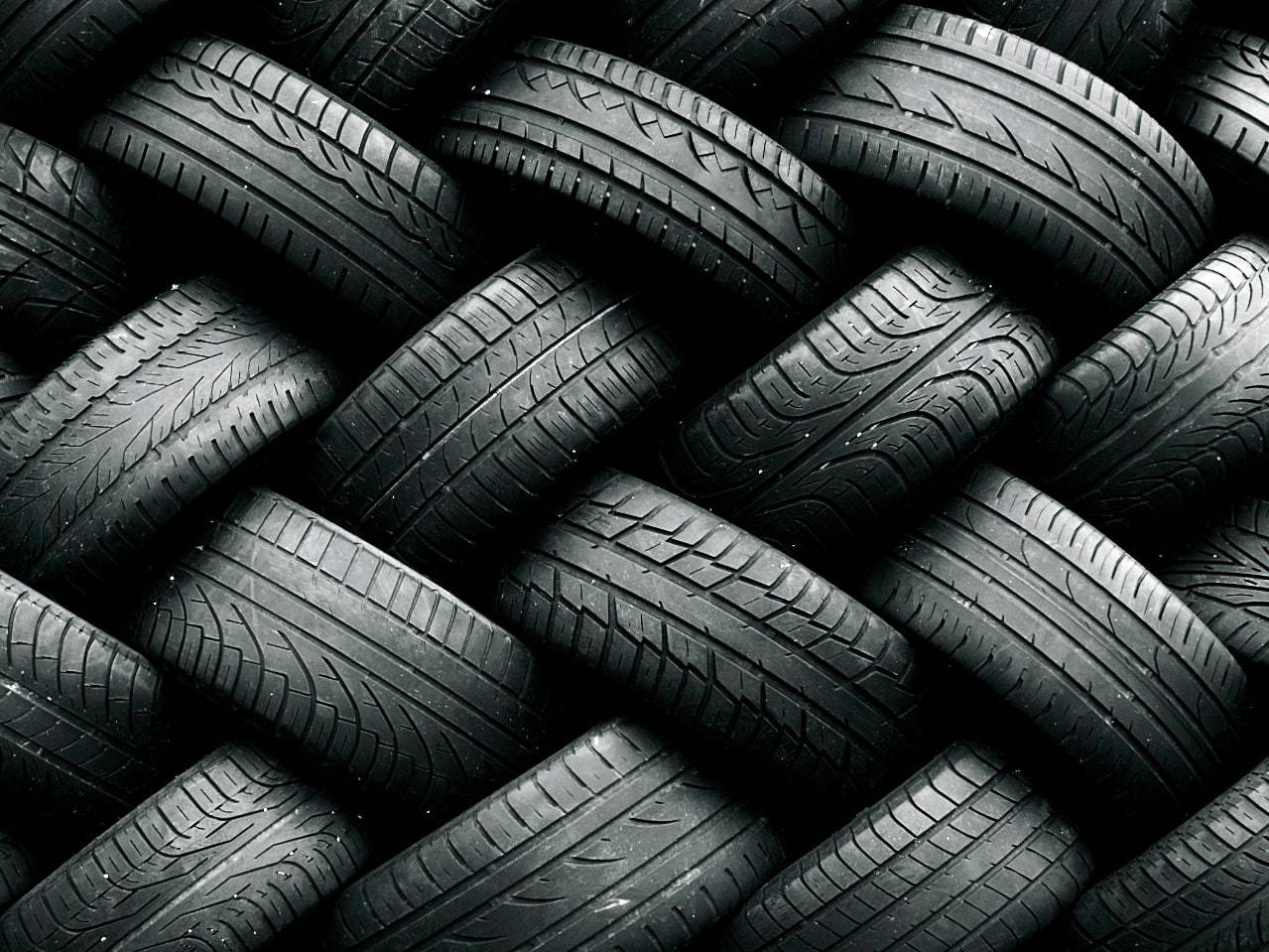 צמיגי Goodyear מוערמים טפט