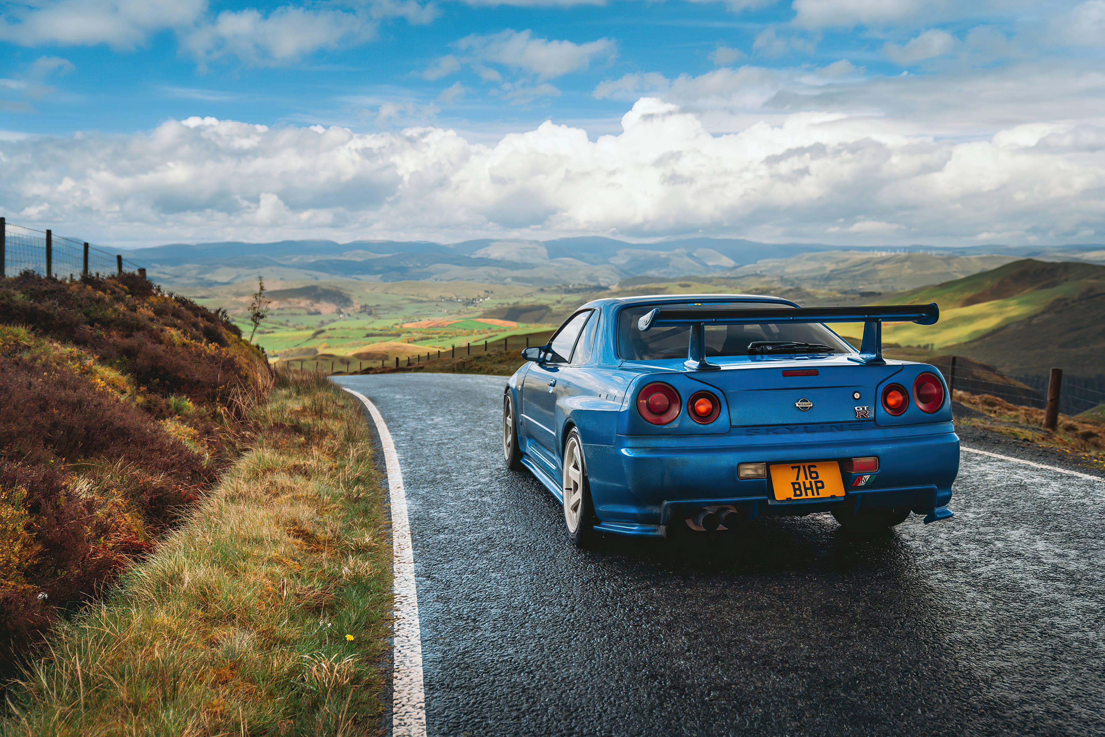 ניסאן סקייליין GTR R34 כחולה בגבעות טפט
