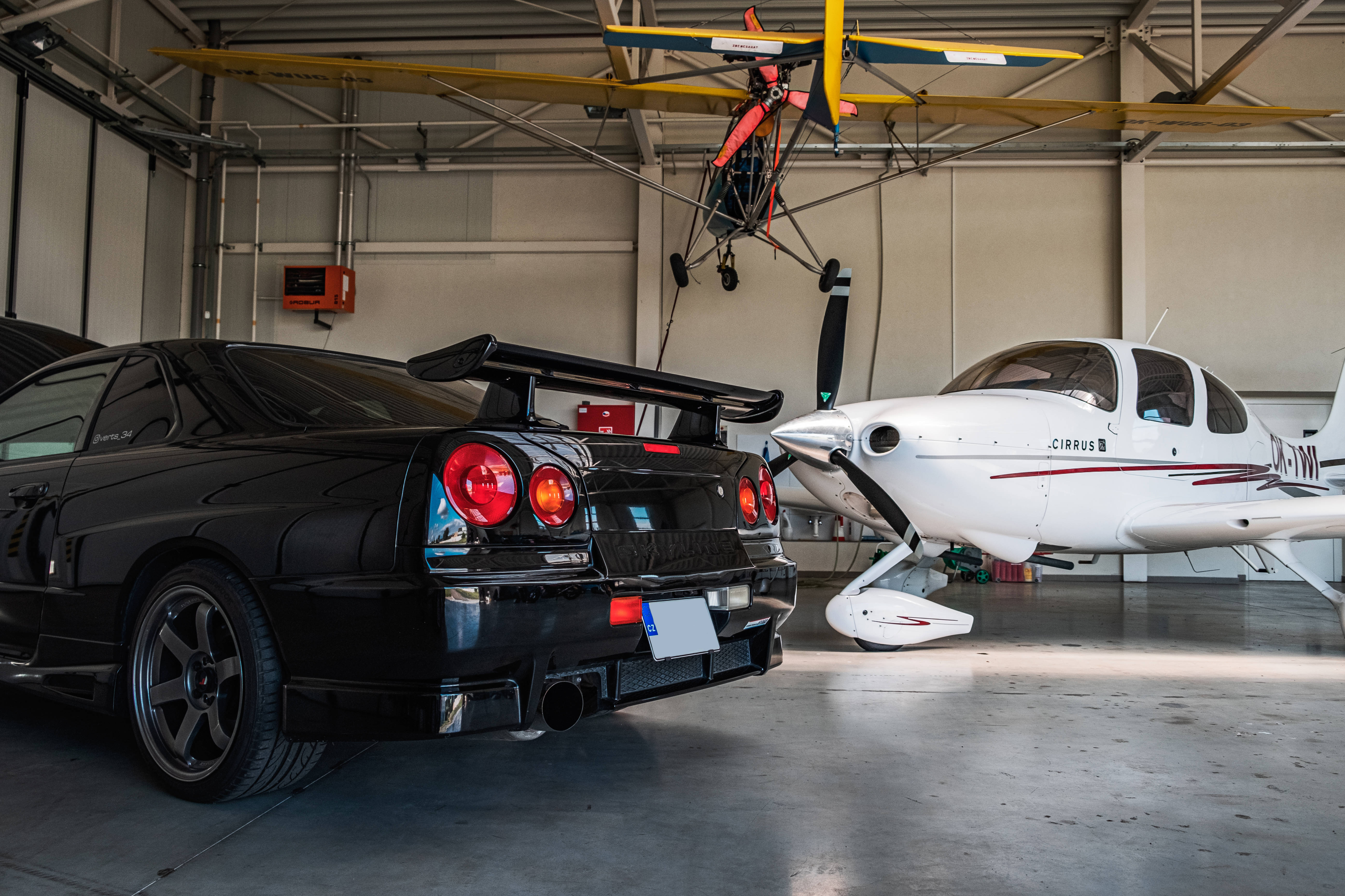 ניסאן סקייליין GTR R34 בהאנגר טפט