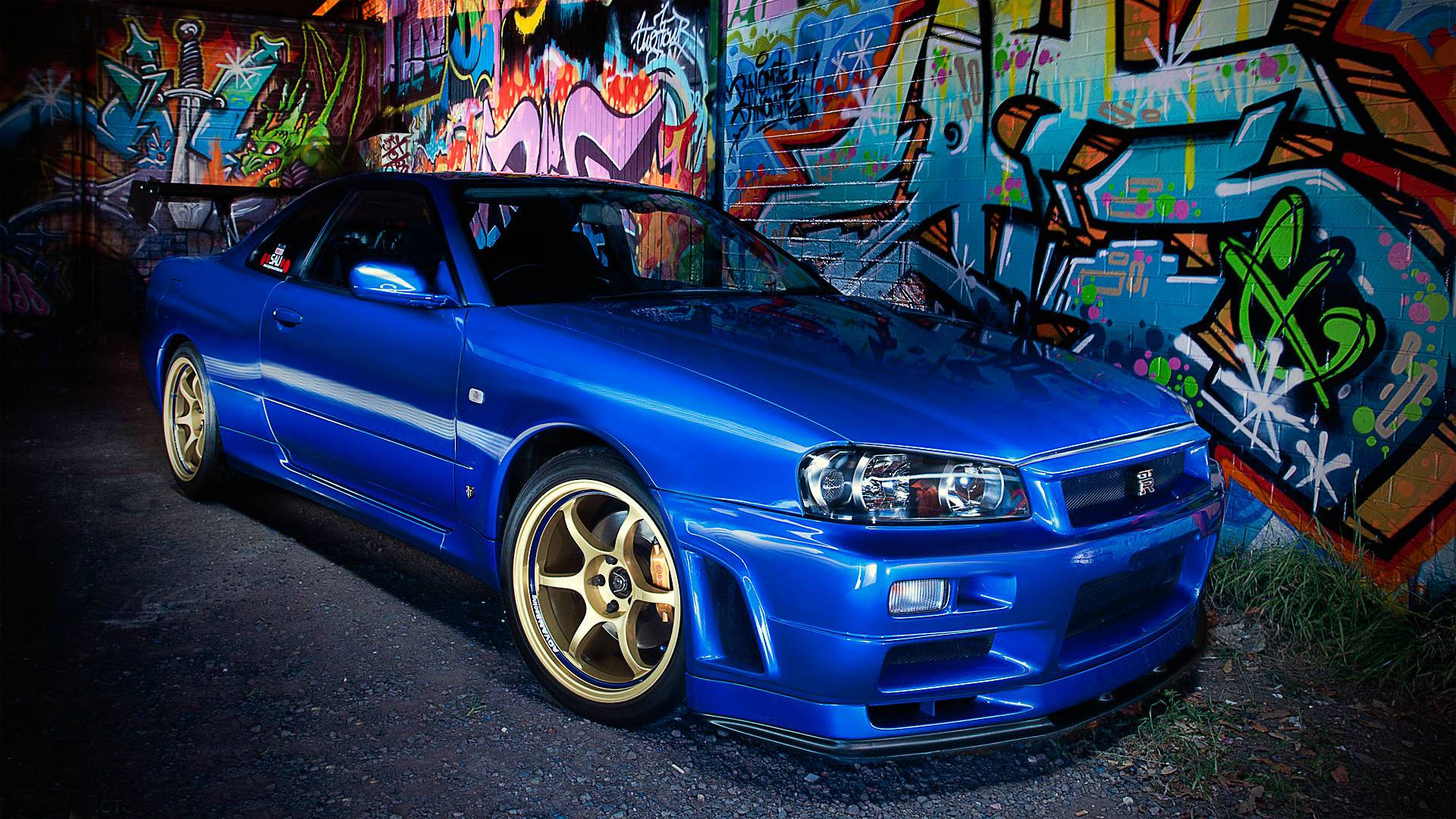 ניסאן סקייליין GTR R34 ליד גרפיטי טפט